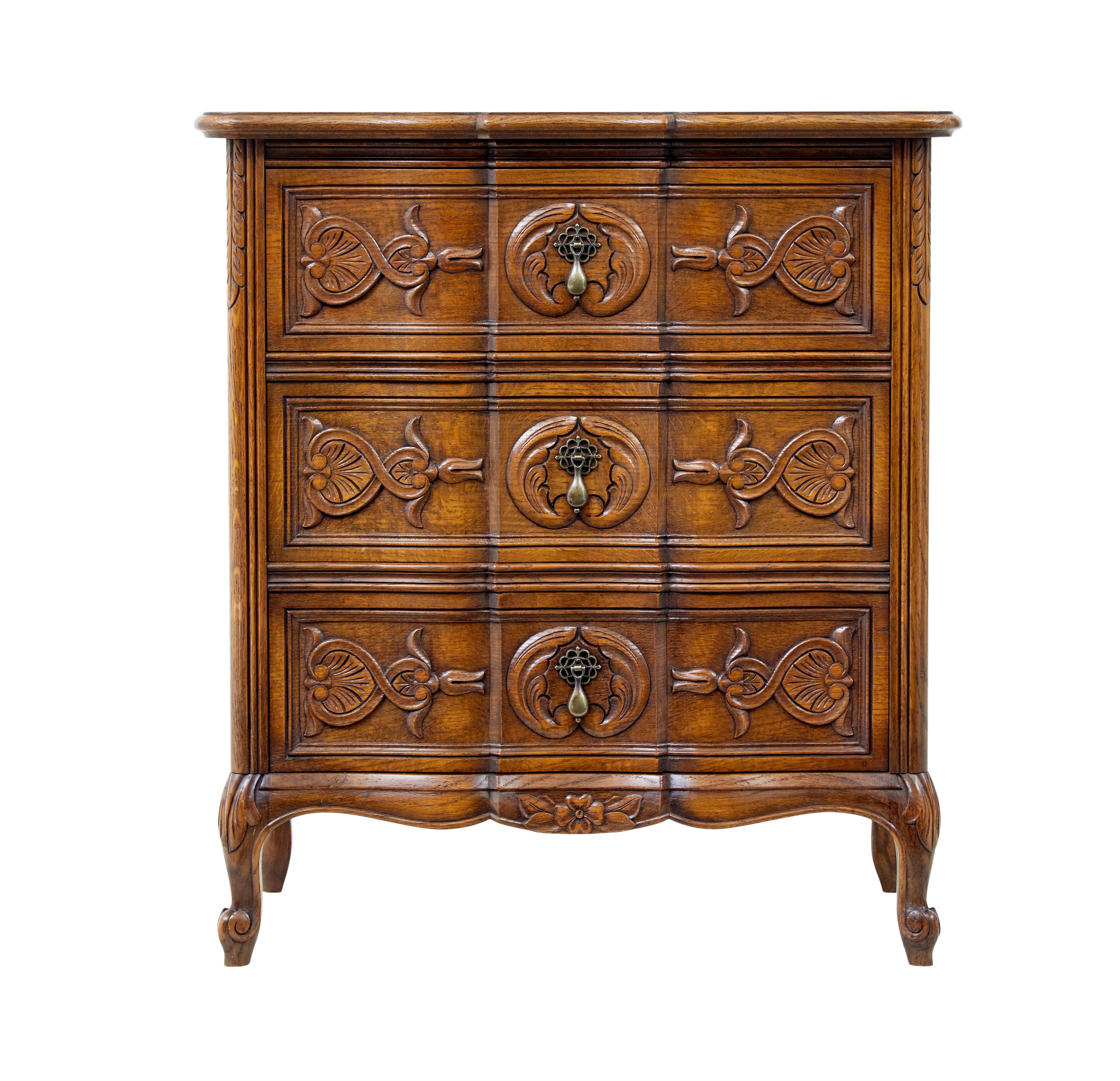 Mid century carved oak small chest of drawers by Bodafors circa 1960.

3 drawer chest of drawers of small proportions.  Single brass drop handles to the front.

Carved and shaped drawer fronts, standing on 4 scrolling legs.  Makers stamp on the