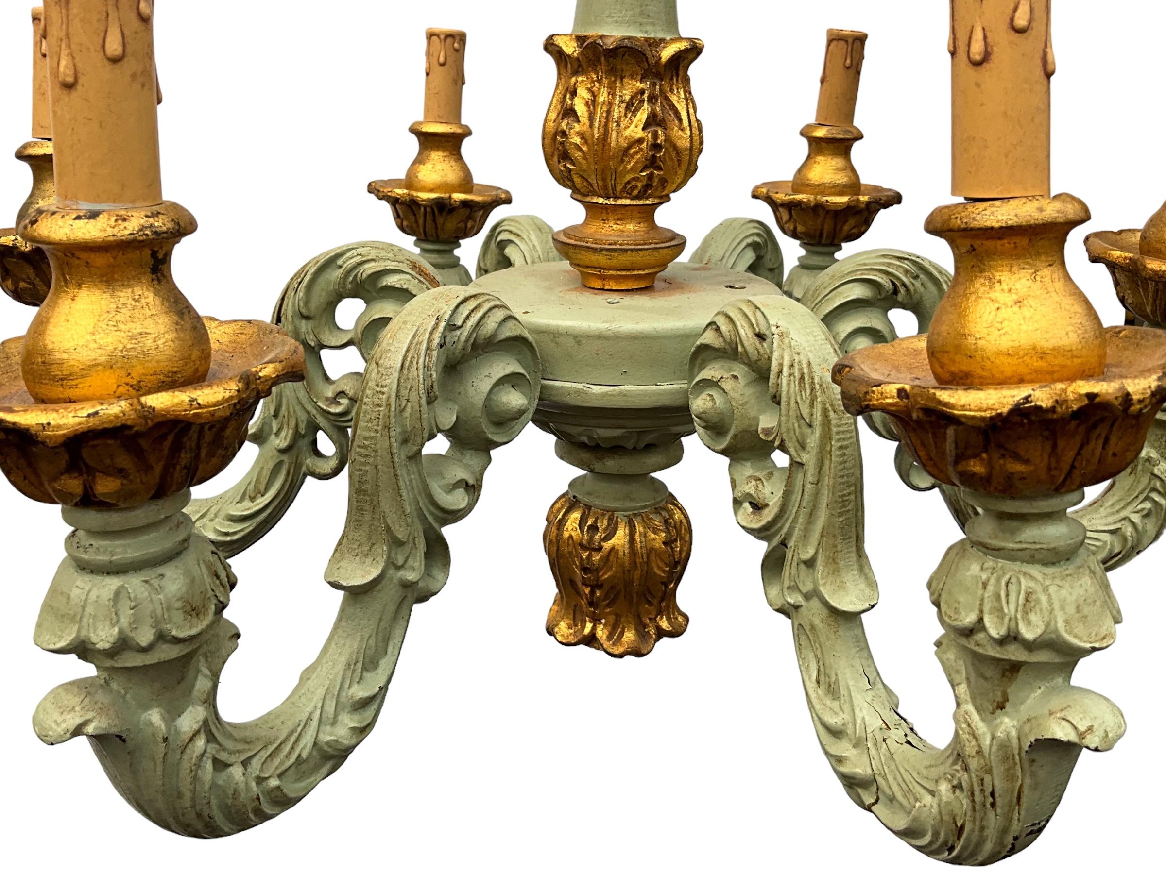 Mitte des Jahrhunderts geschnitzt & gemalt Rokoko-Stil Italienisch Kronleuchter - 6 Arme im Zustand „Gut“ im Angebot in Kennesaw, GA