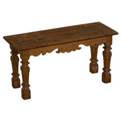 Mesa auxiliar / banco de roble macizo tallado de mediados de siglo por un ebanista danés, 1979