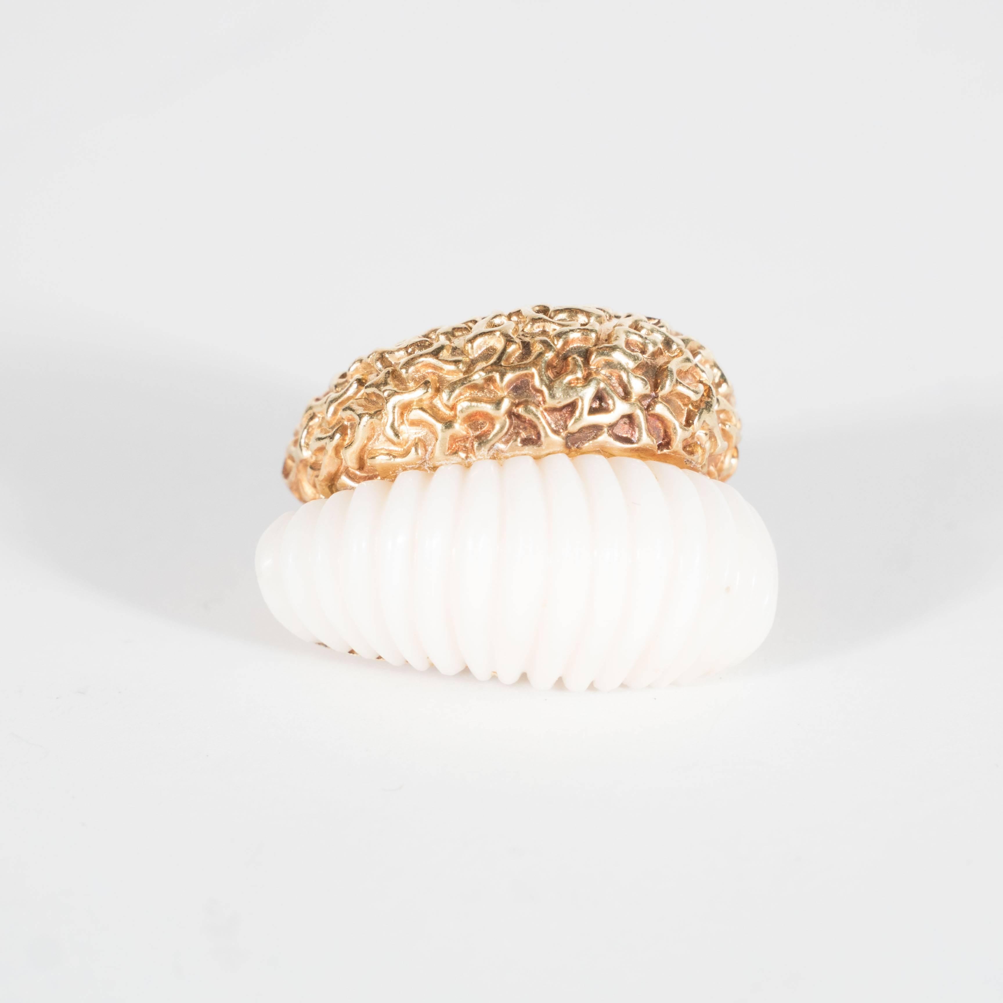 Mitte des Jahrhunderts geschnitzte weiße Koralle texturierte Gold Double Half Hoop Design Ohrringe (Modernistisch) im Angebot