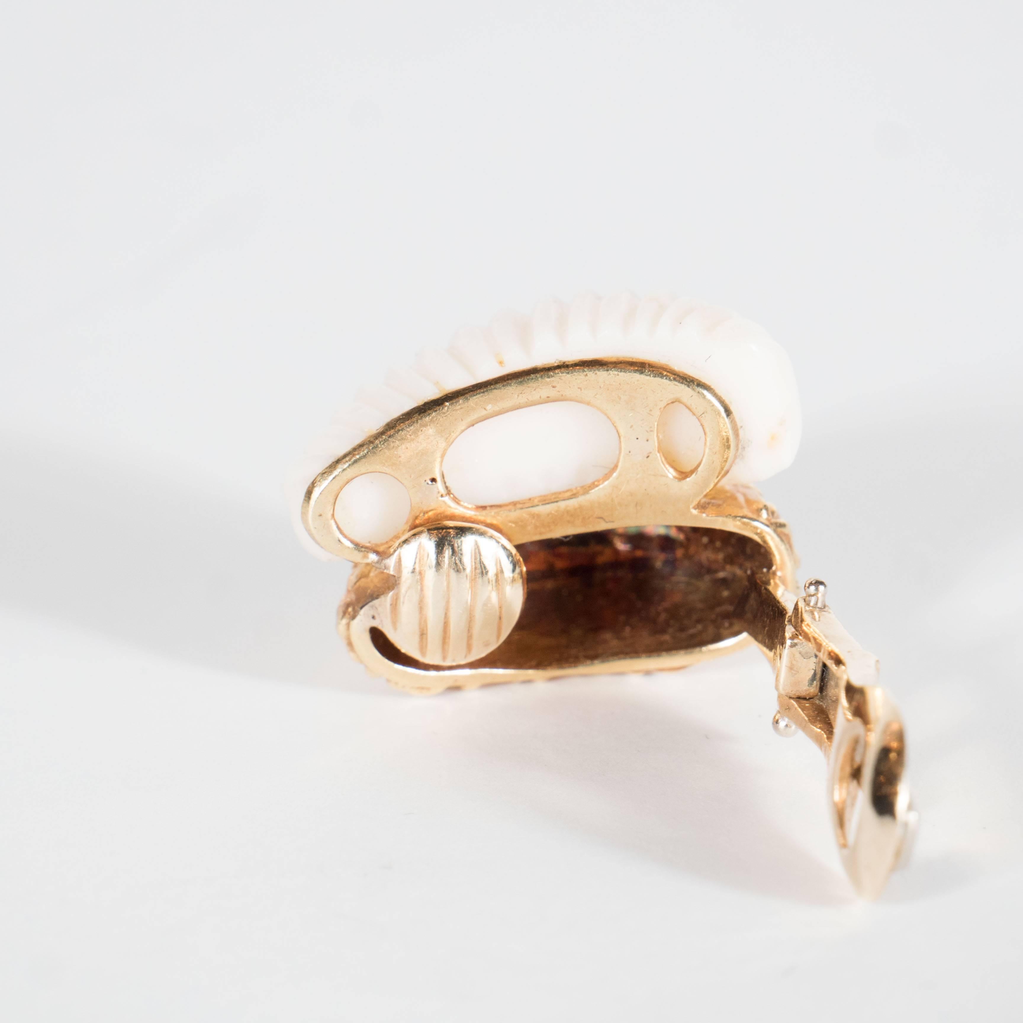 Mitte des Jahrhunderts geschnitzte weiße Koralle texturierte Gold Double Half Hoop Design Ohrringe (Ovalschliff) im Angebot