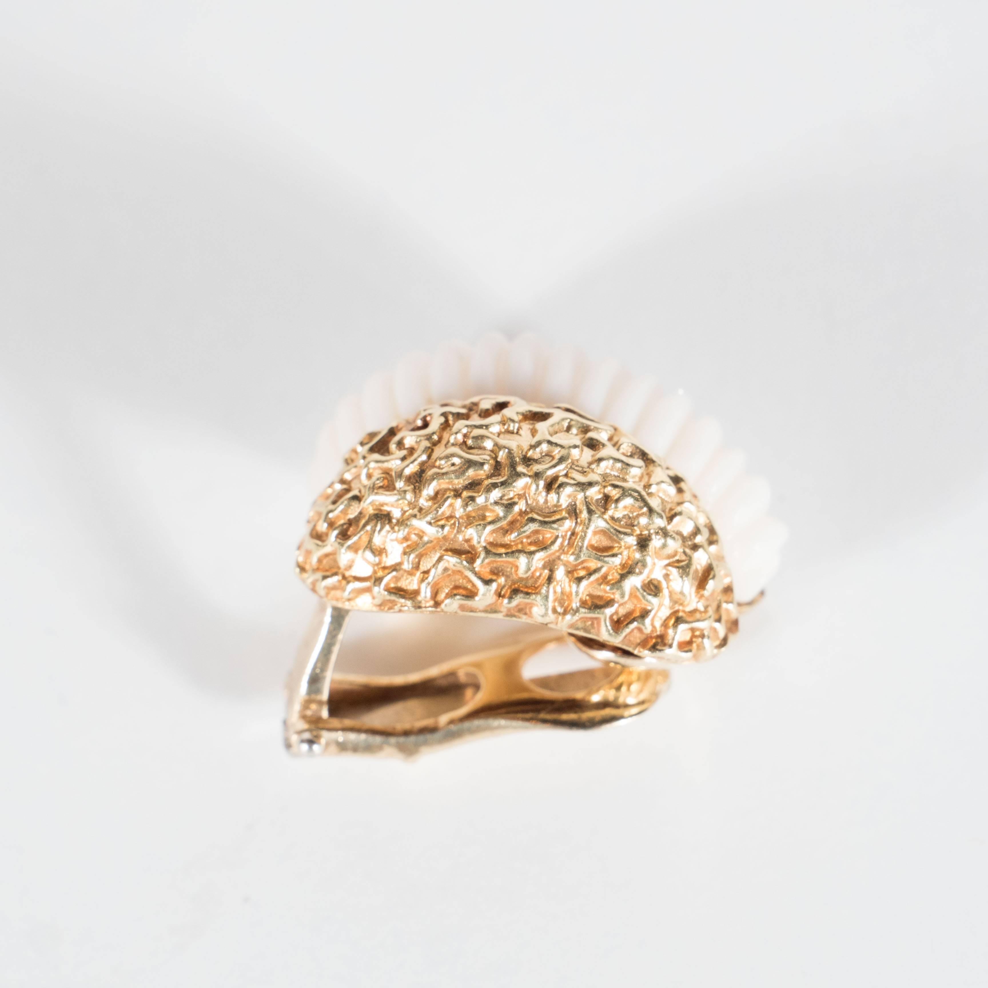 Mitte des Jahrhunderts geschnitzte weiße Koralle texturierte Gold Double Half Hoop Design Ohrringe im Angebot 1