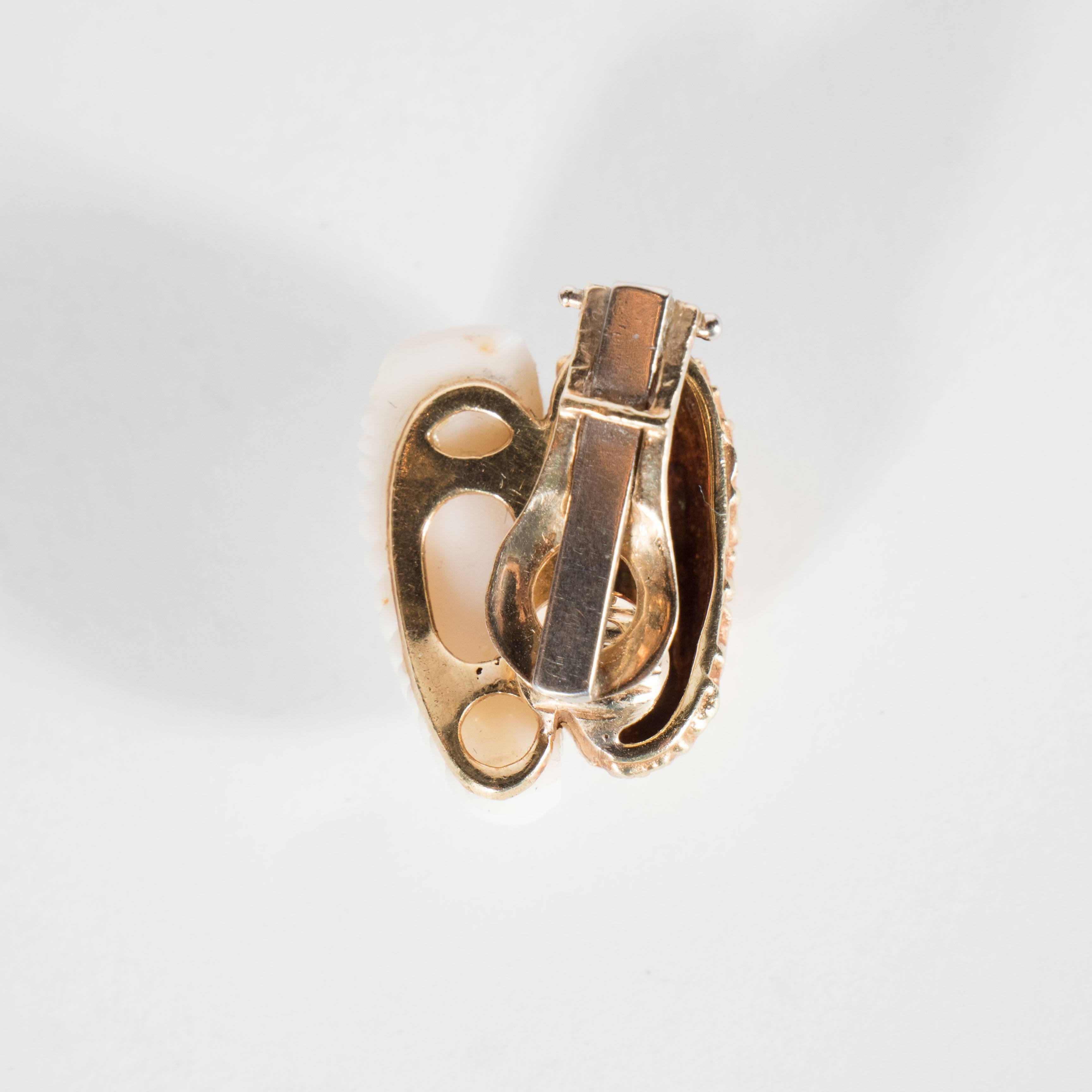 Mitte des Jahrhunderts geschnitzte weiße Koralle texturierte Gold Double Half Hoop Design Ohrringe im Angebot 2