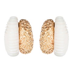 Boucles d'oreilles du milieu du siècle en corail blanc sculpté et or texturé, doubles demi-cercles, Design/One