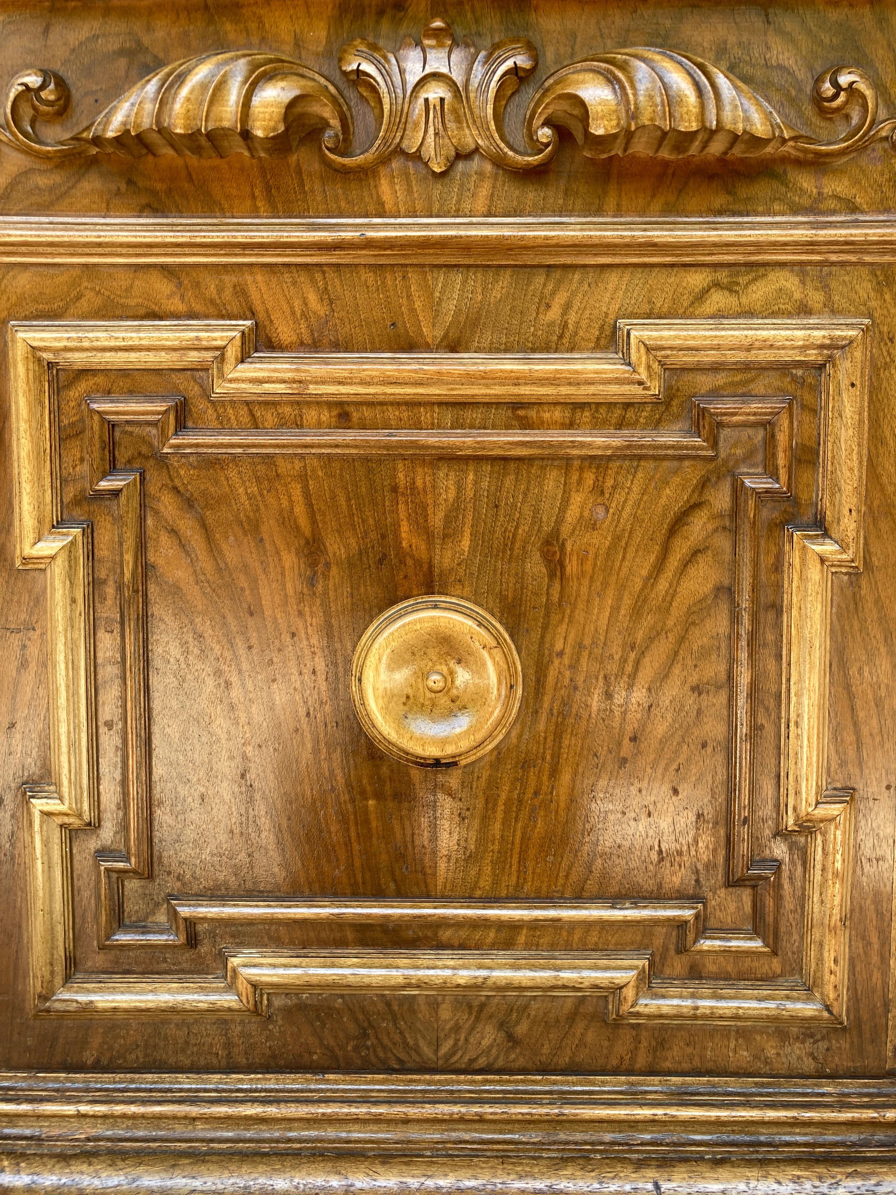 Buffet en bois sculpté du milieu du siècle dernier avec 2 tiroirs et une porte en vente 6