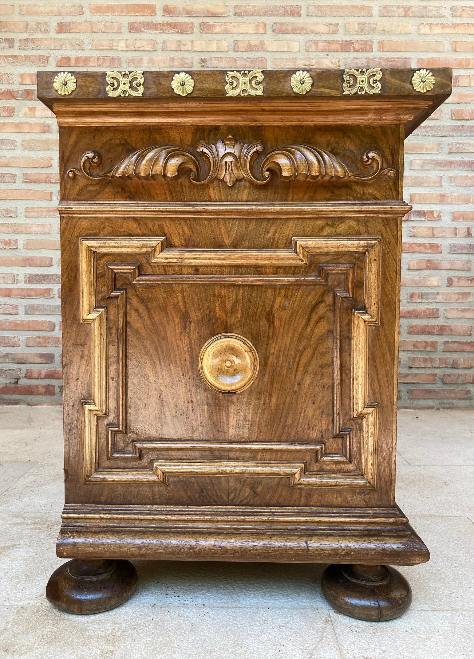 Geschnitztes Holz Sideboard aus der Mitte des Jahrhunderts mit 2 Schubladen und Tür (Bronze) im Angebot