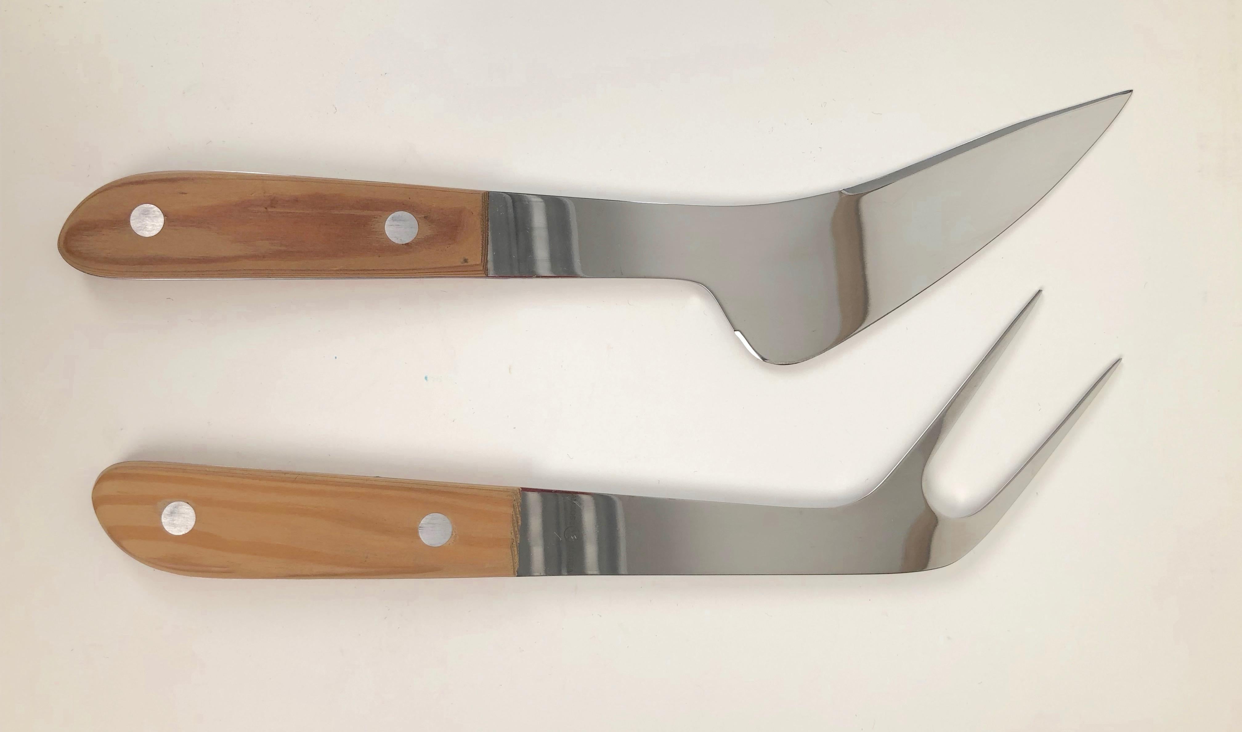 Un couteau et une fourchette à découper autrichiens inhabituels, produits par Emboss Austria.
Composé d'acier inoxydable avec des poignées en bois. Orge utilisée, en très bon état.