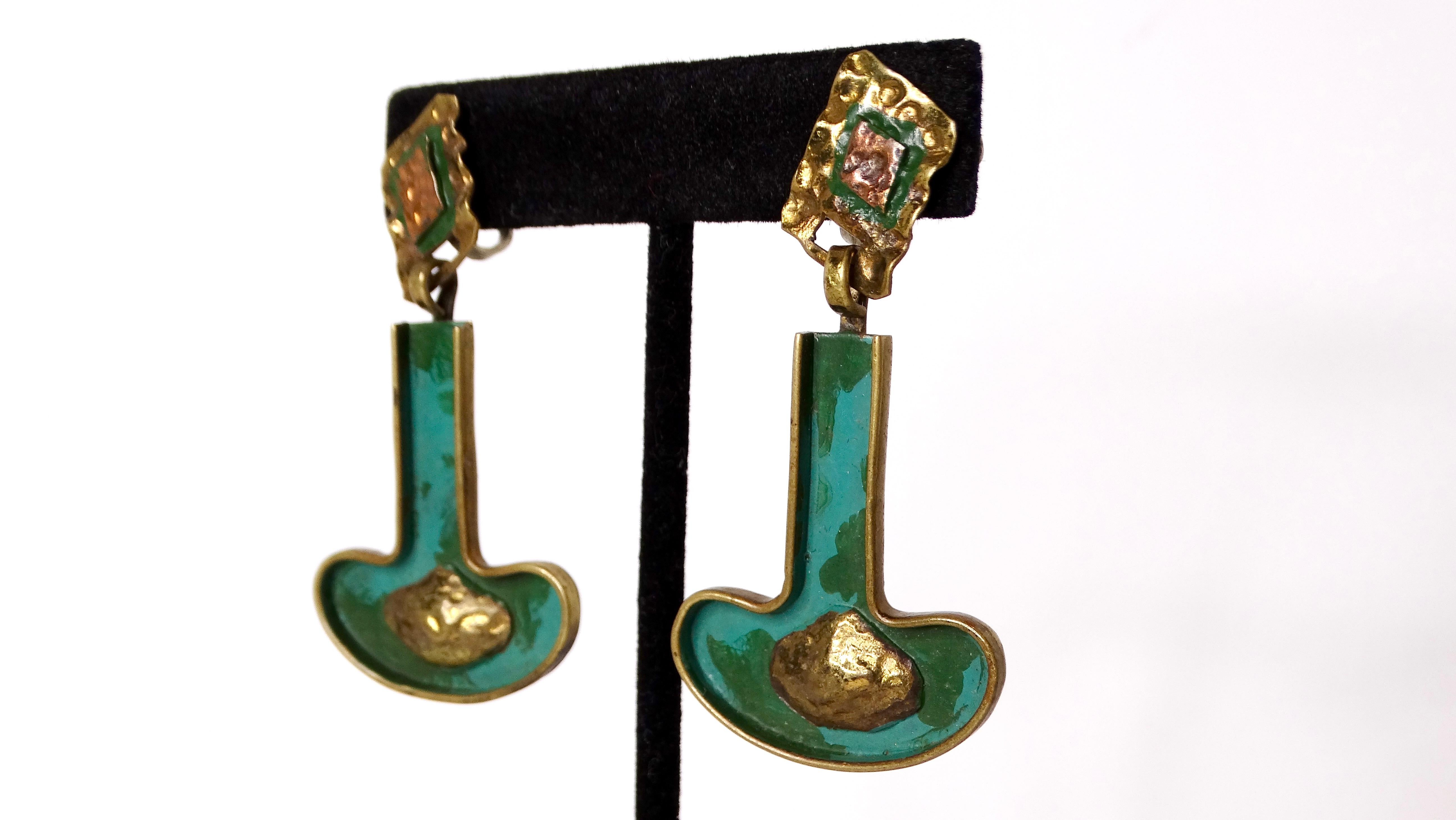 The Mid-Century Casa Maya Hammered Brass Modernist Earrings are a stunning homage to the elegance and vibrancy of mid-century designs. Crafted from hammered brass and mixed metals, these earrings feature a beautiful turquoise color that adds a pop