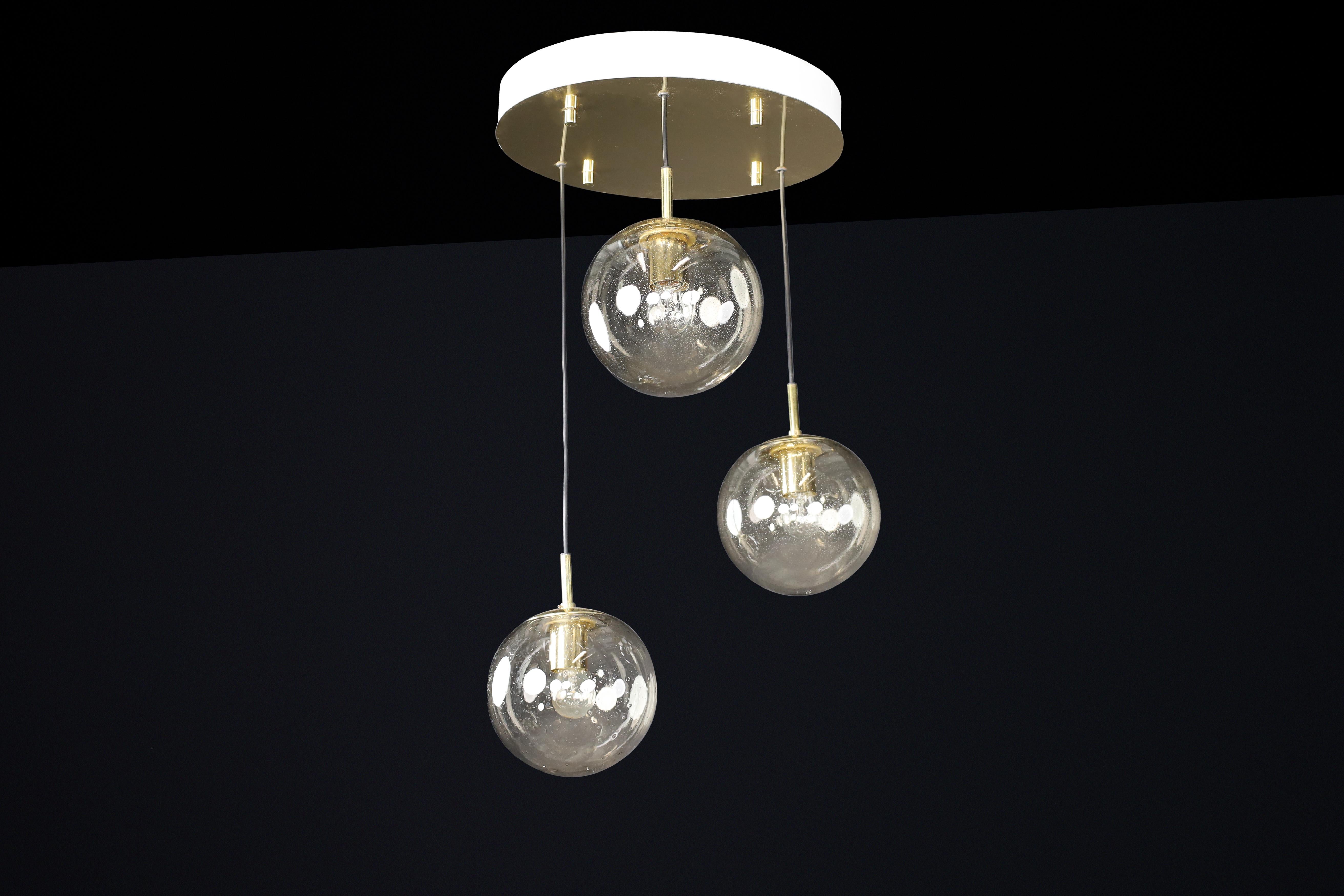 Ciondolo a cascata di metà secolo con 3 globi a bolla fumé, Limburg, anni '70

Elegante pendente a cascata di metà secolo di Glashütte Limburg con tre globi fumé soffiati a mano e accenti di ottone, Germania, anni '70.

Questo pendente a cascata in