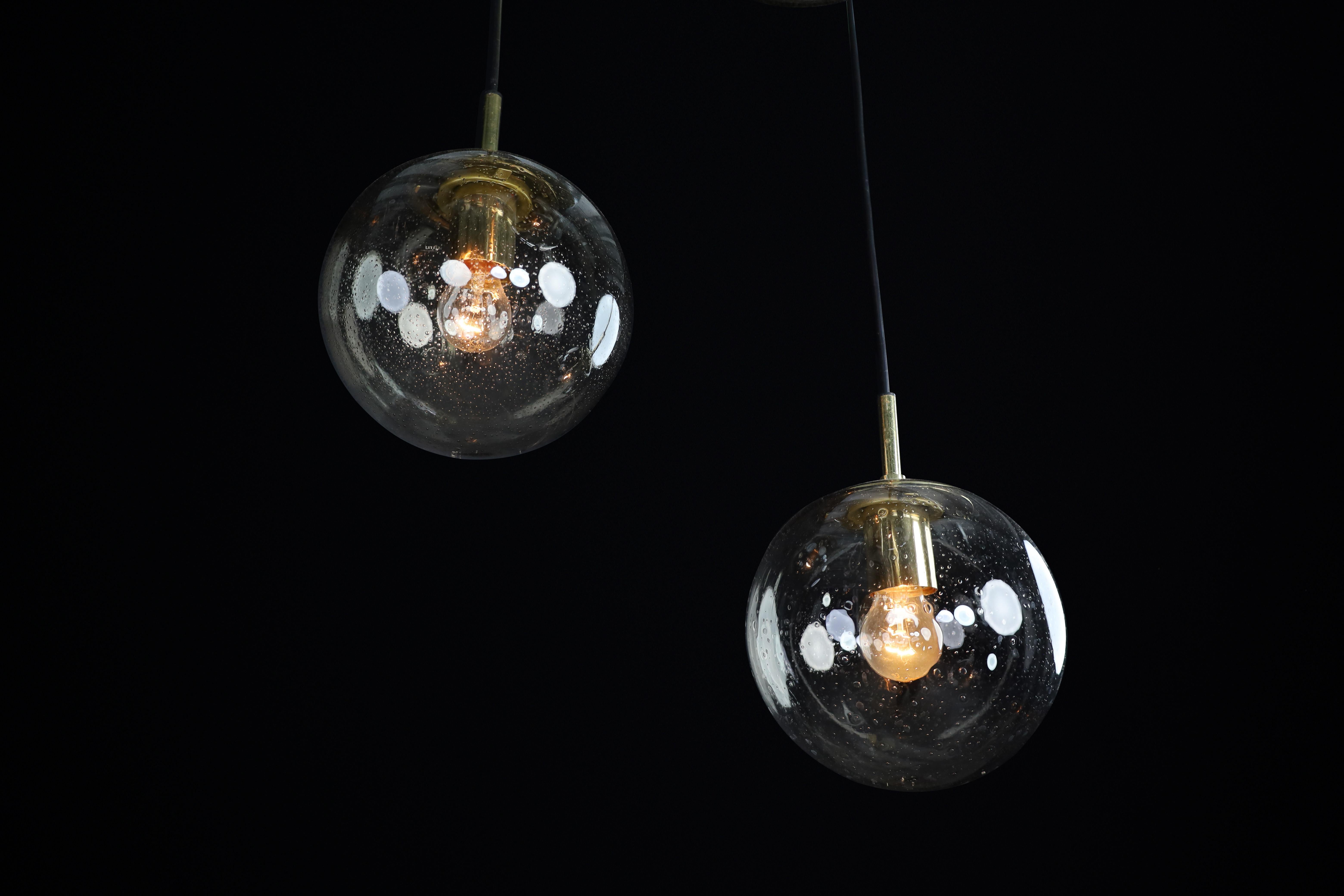 Mid-Century moderno Ciondolo a cascata di metà secolo con 3 globi a bolla fumé, Limburg, anni '70 in vendita