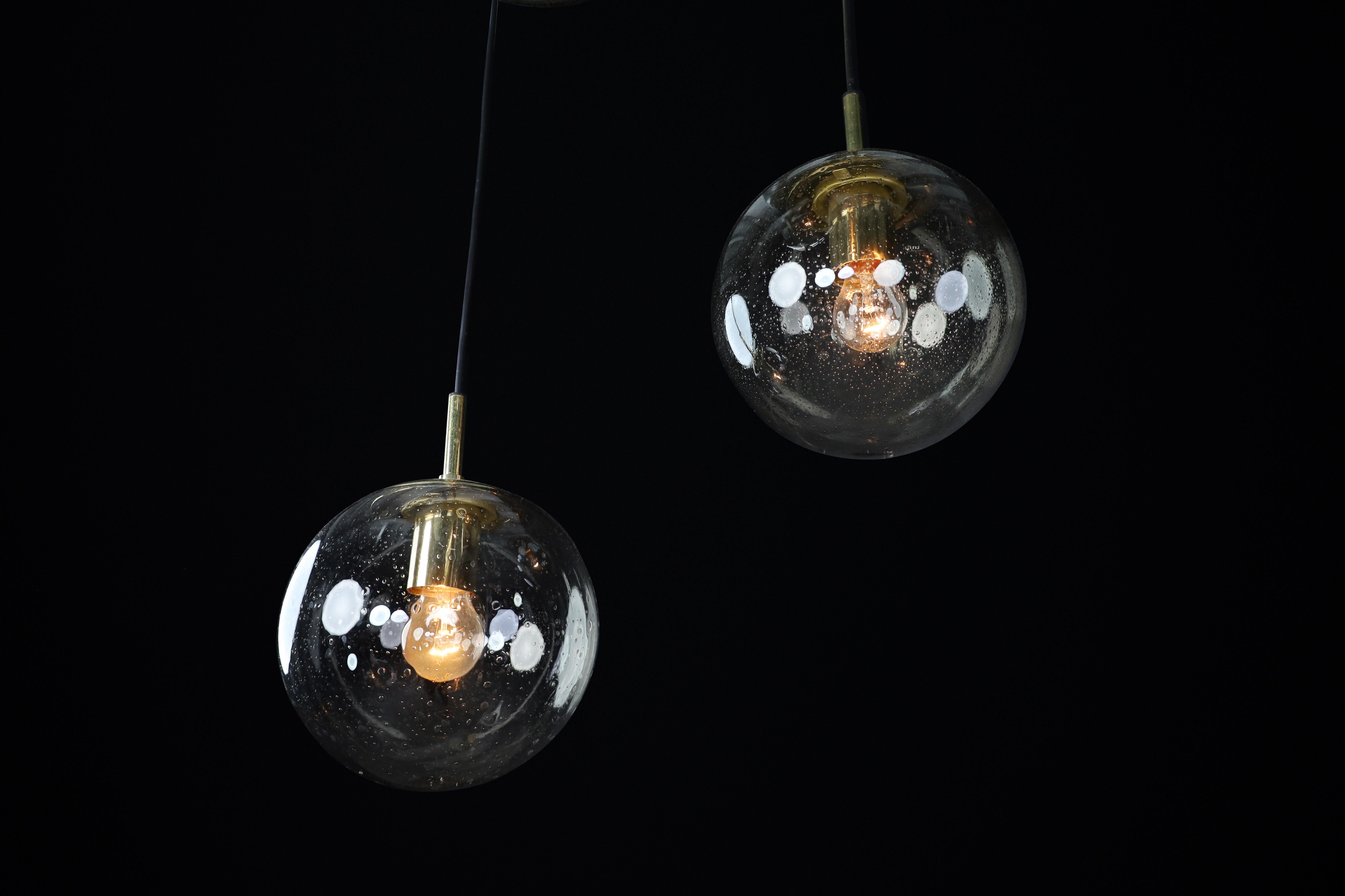 Tedesco Ciondolo a cascata di metà secolo con 3 globi a bolla fumé, Limburg, anni '70 in vendita