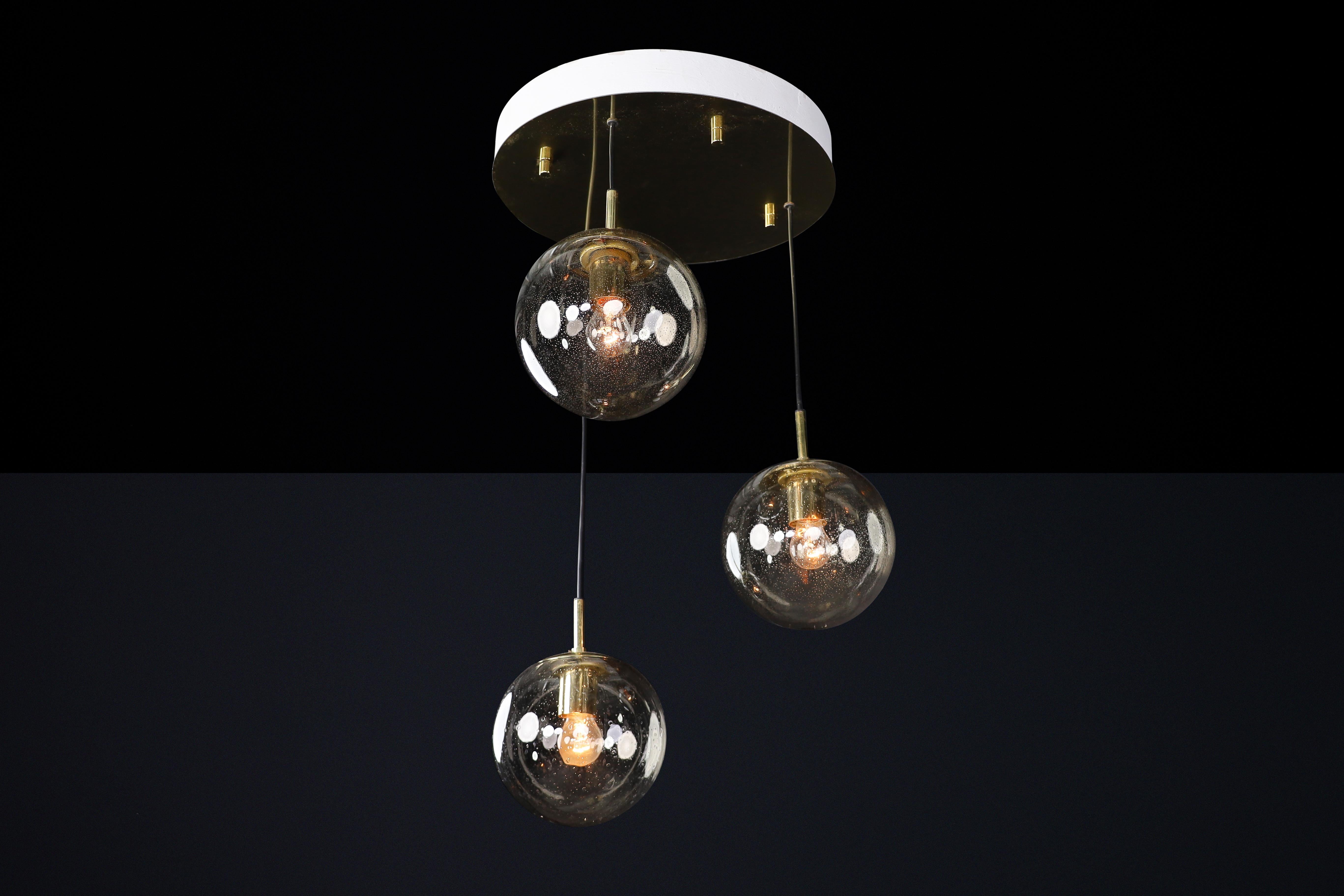 Ciondolo a cascata di metà secolo con 3 globi a bolla fumé, Limburg, anni '70 In condizioni buone in vendita a Almelo, NL