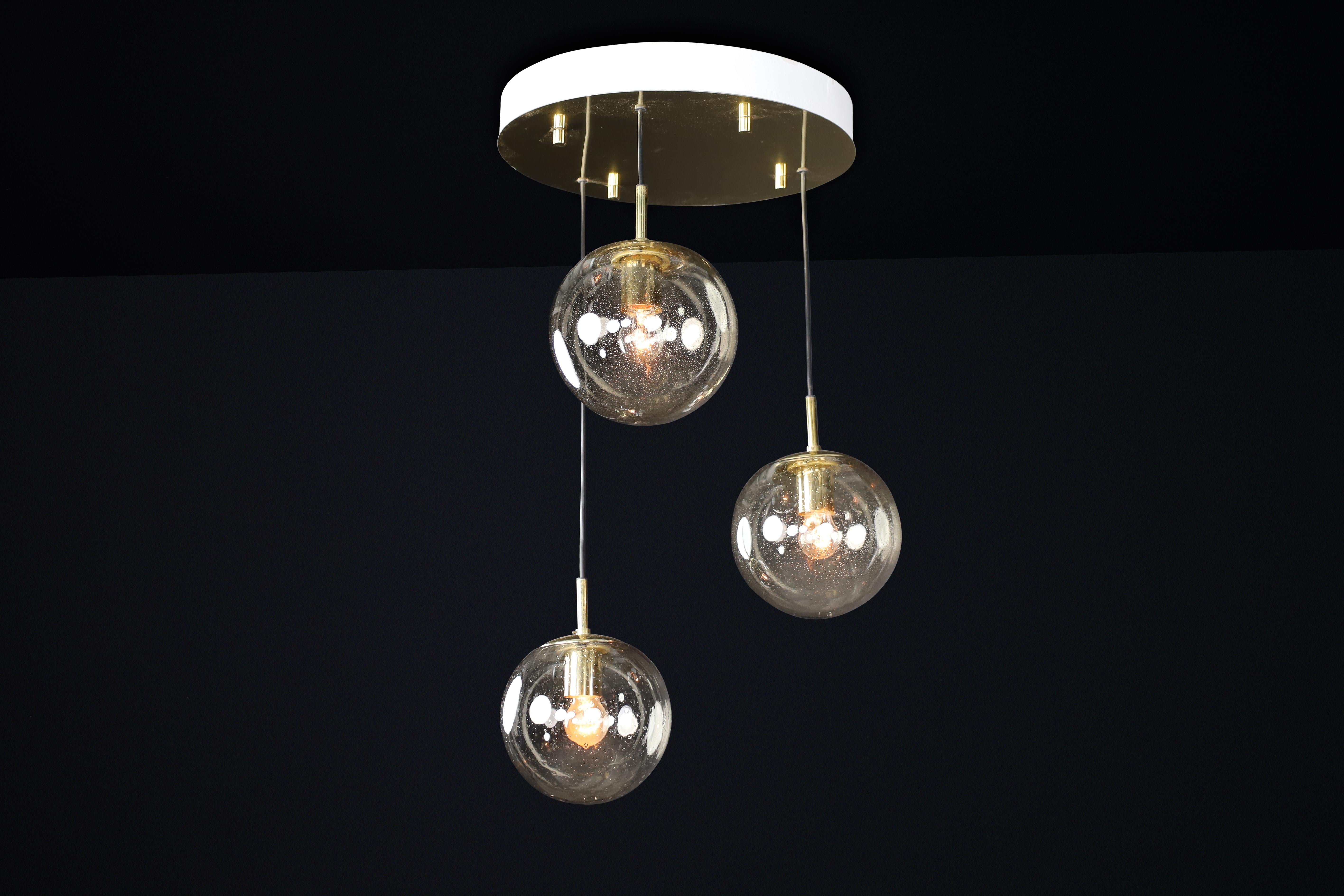 XX secolo Ciondolo a cascata di metà secolo con 3 globi a bolla fumé, Limburg, anni '70 in vendita