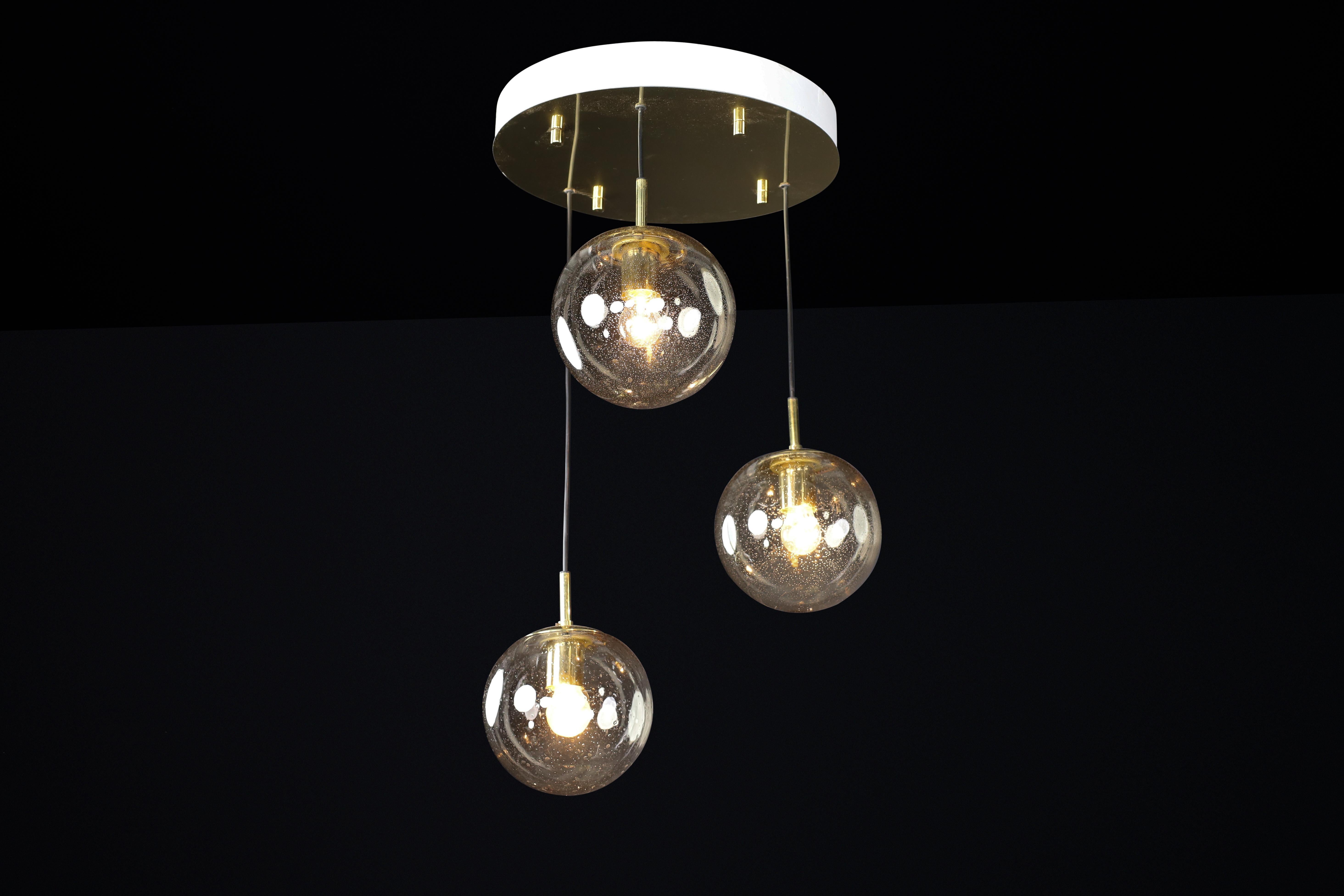 Ottone Ciondolo a cascata di metà secolo con 3 globi a bolla fumé, Limburg, anni '70 in vendita