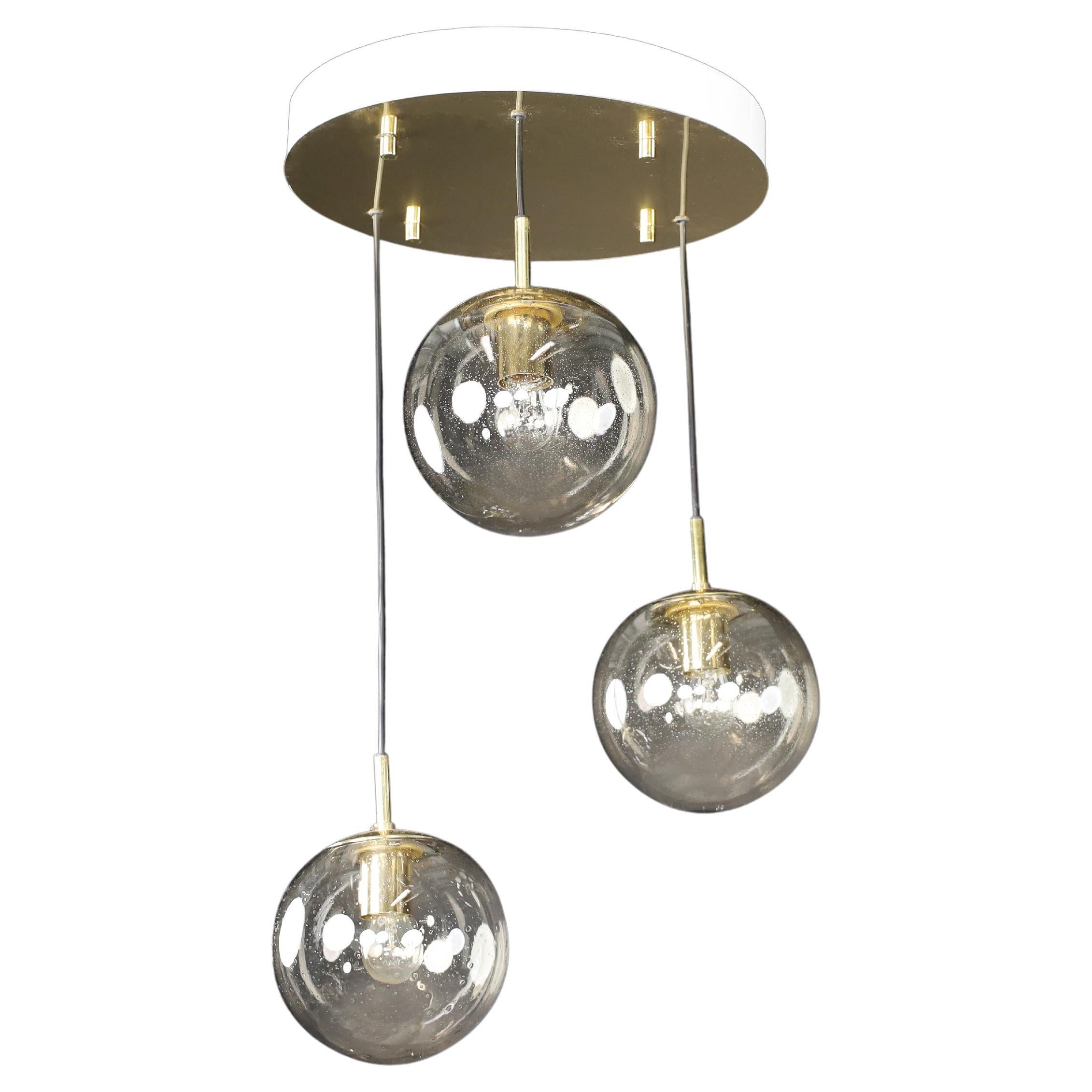 Ciondolo a cascata di metà secolo con 3 globi a bolla fumé, Limburg, anni 
70