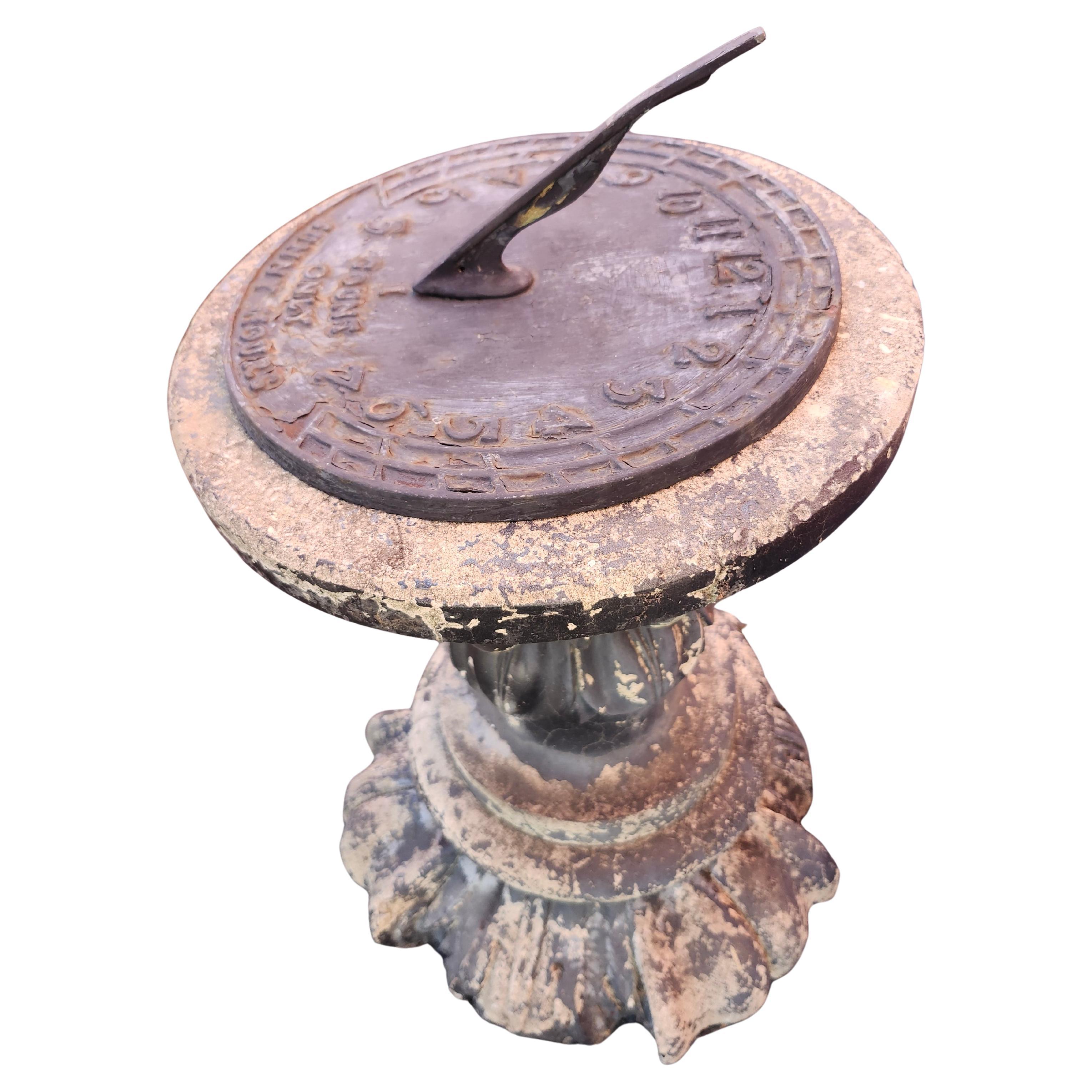 Fabelhafter Sockel aus Steinguss im organischen Barockstil mit einer Sonnenuhr aus Bronze darauf. Passt perfekt, da es ein Loch in der Oberseite des Steins zentriert, die die Sonnenuhr sehr ordentlich aufnimmt. Die Sonnenuhr ist auf der Unterseite
