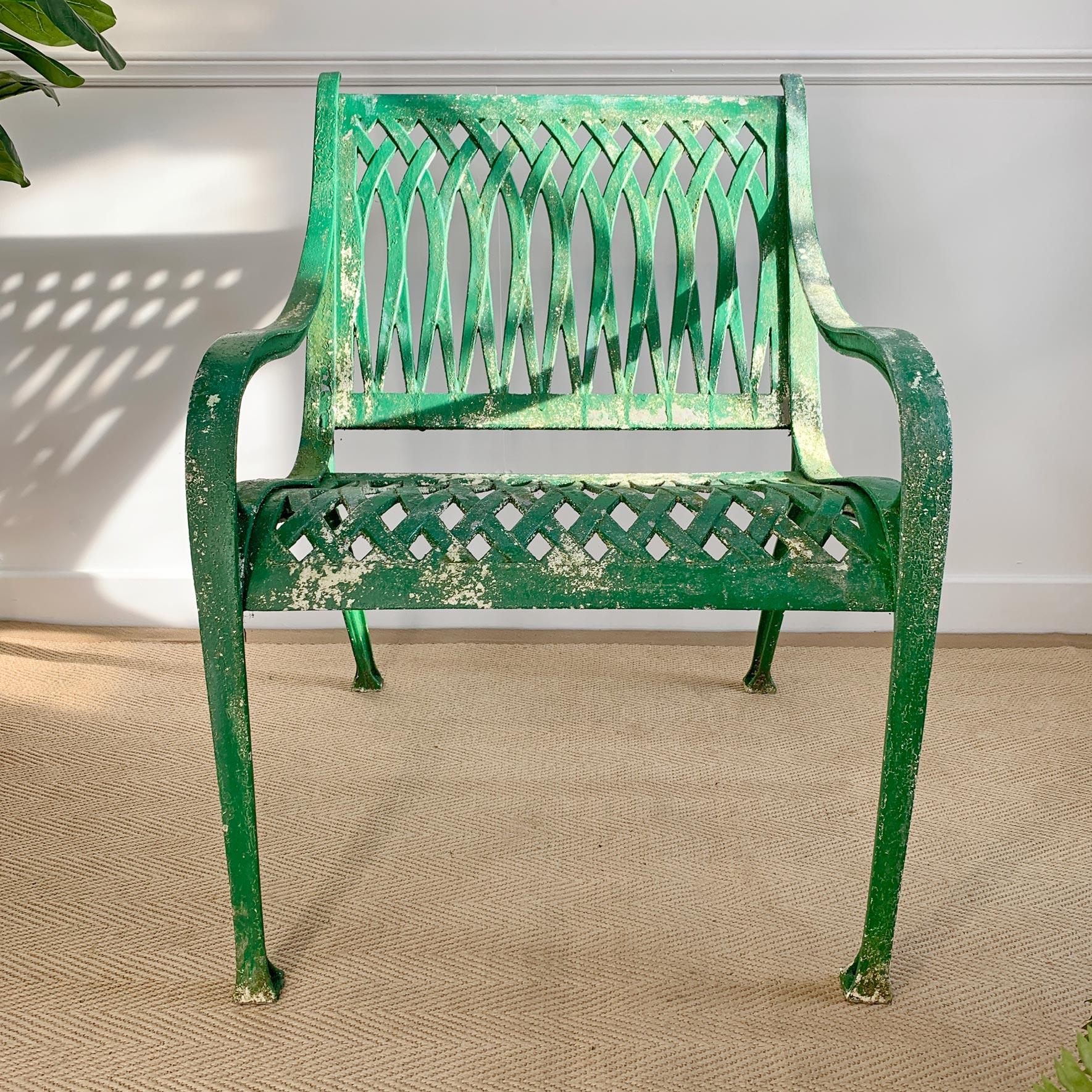Chaise de jardin en fonte d'aluminium du milieu du siècle en vente 2