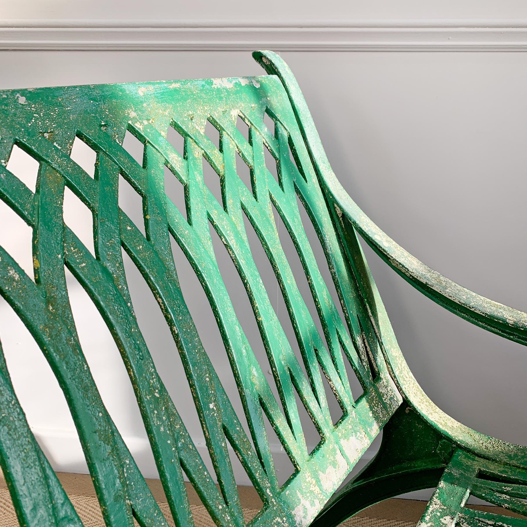 Chaise de jardin en fonte d'aluminium du milieu du siècle en vente 3