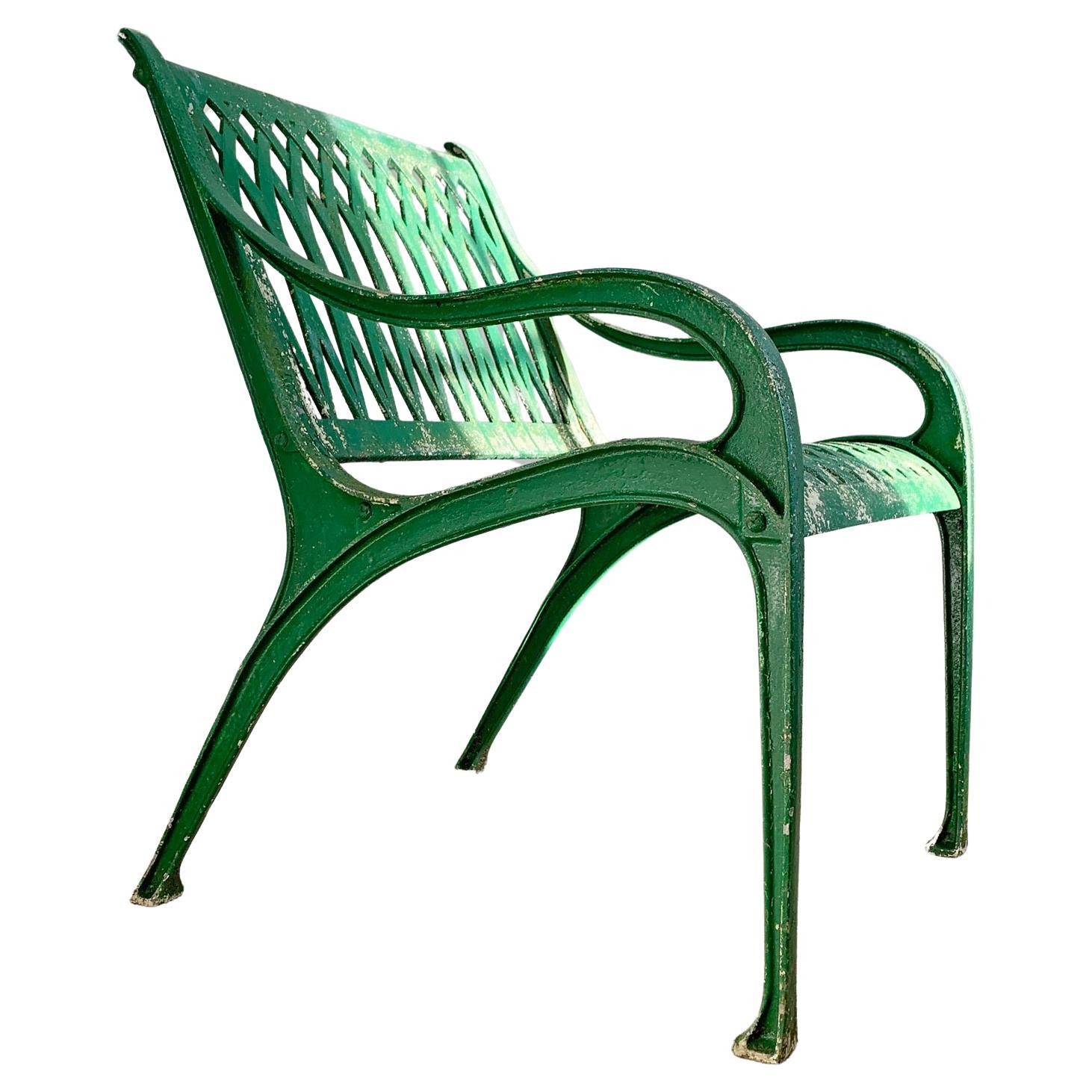 Chaise de jardin en fonte d'aluminium du milieu du siècle en vente