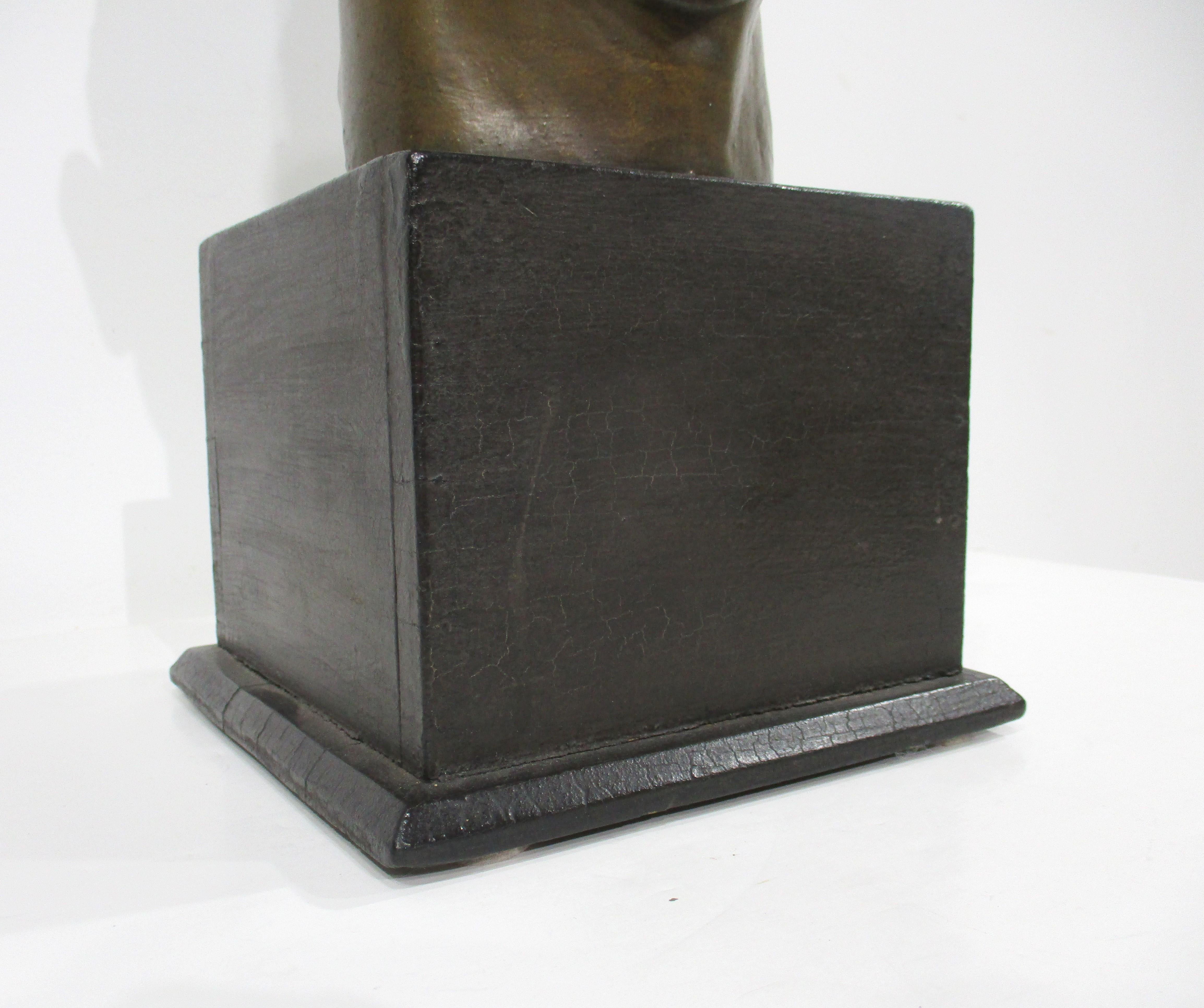 Buste d'homme en bronze coulé du milieu du siècle  en vente 3