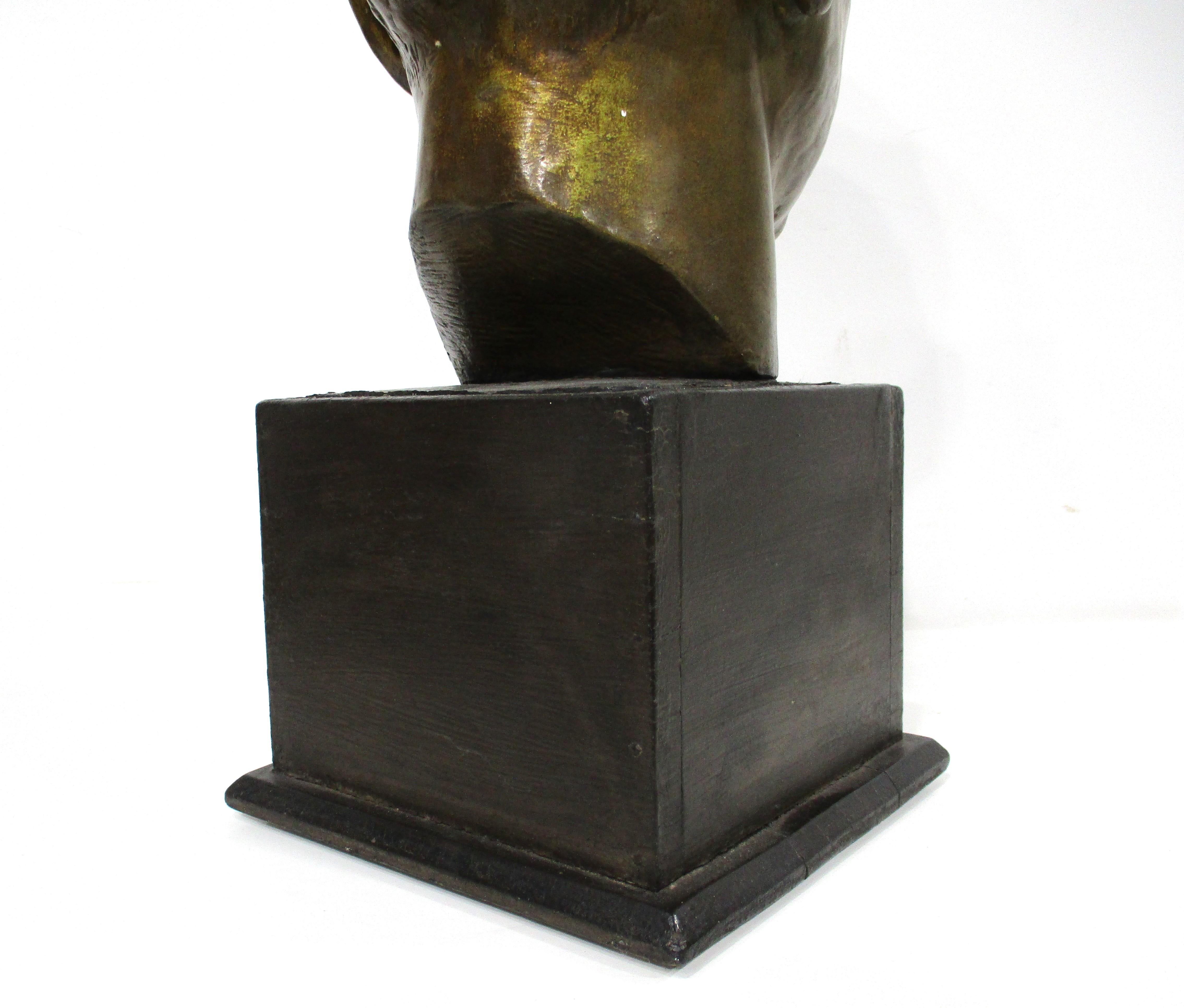 Buste d'homme en bronze coulé du milieu du siècle  en vente 4