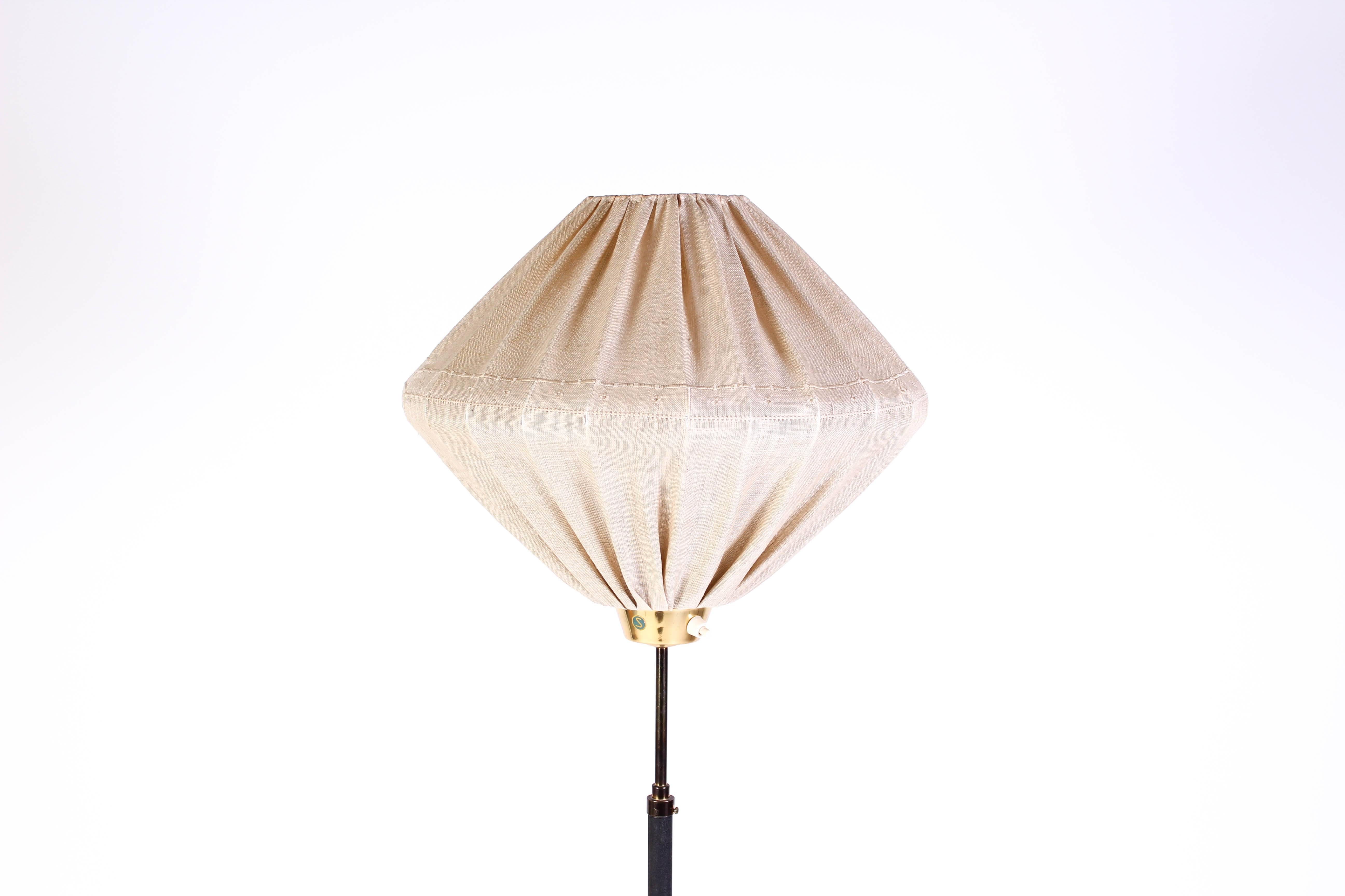 Midcentury floor lamp made by Swedish manufacturer Ewå from Värnamo. The lamp is made out of cast iron and brass with original shade. 

Very good vintage condition with signs of usage on lamp and shade.