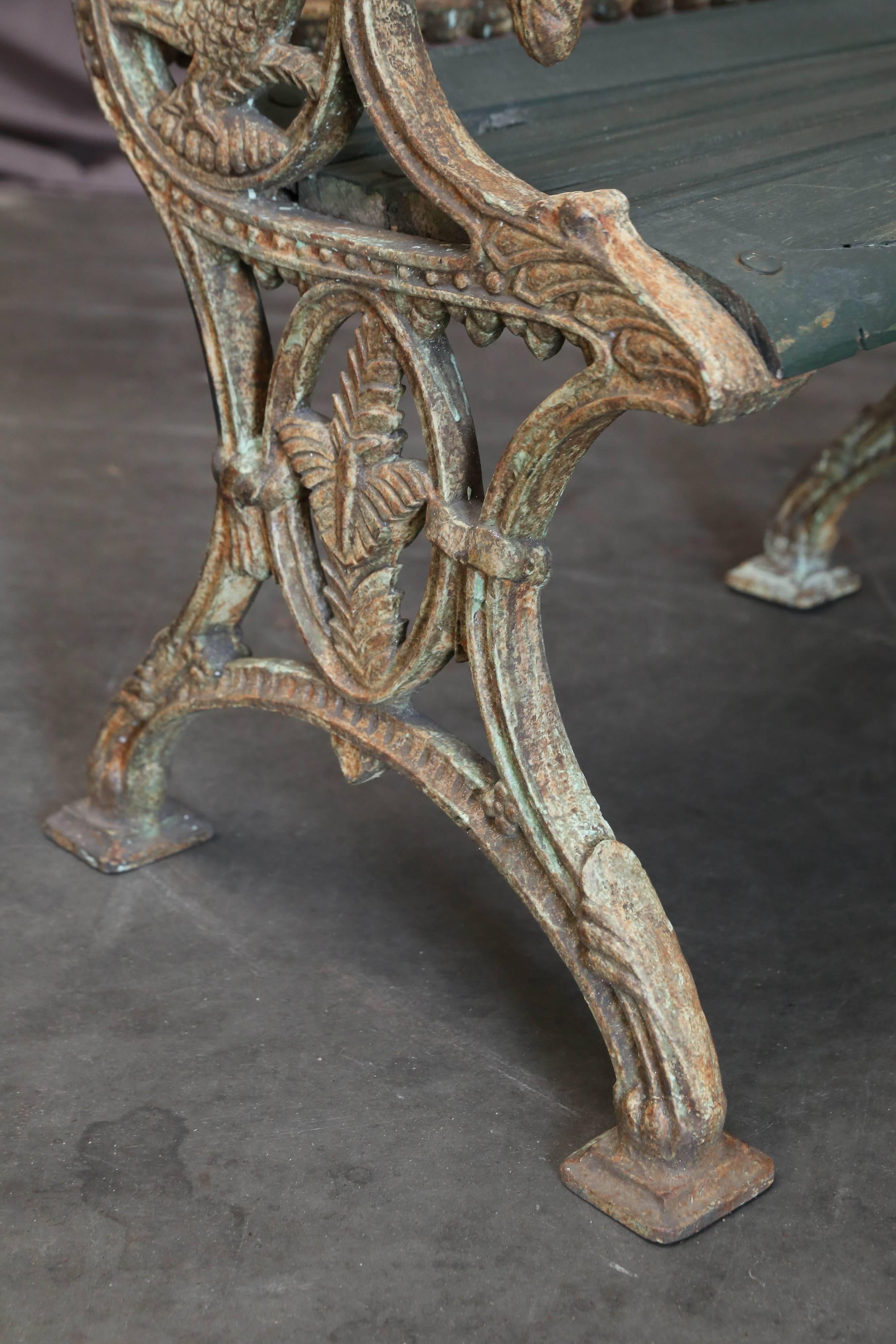 Silla ornamental de hierro fundido y madera de teca de las estaciones de ferrocarril de mediados de siglo 2