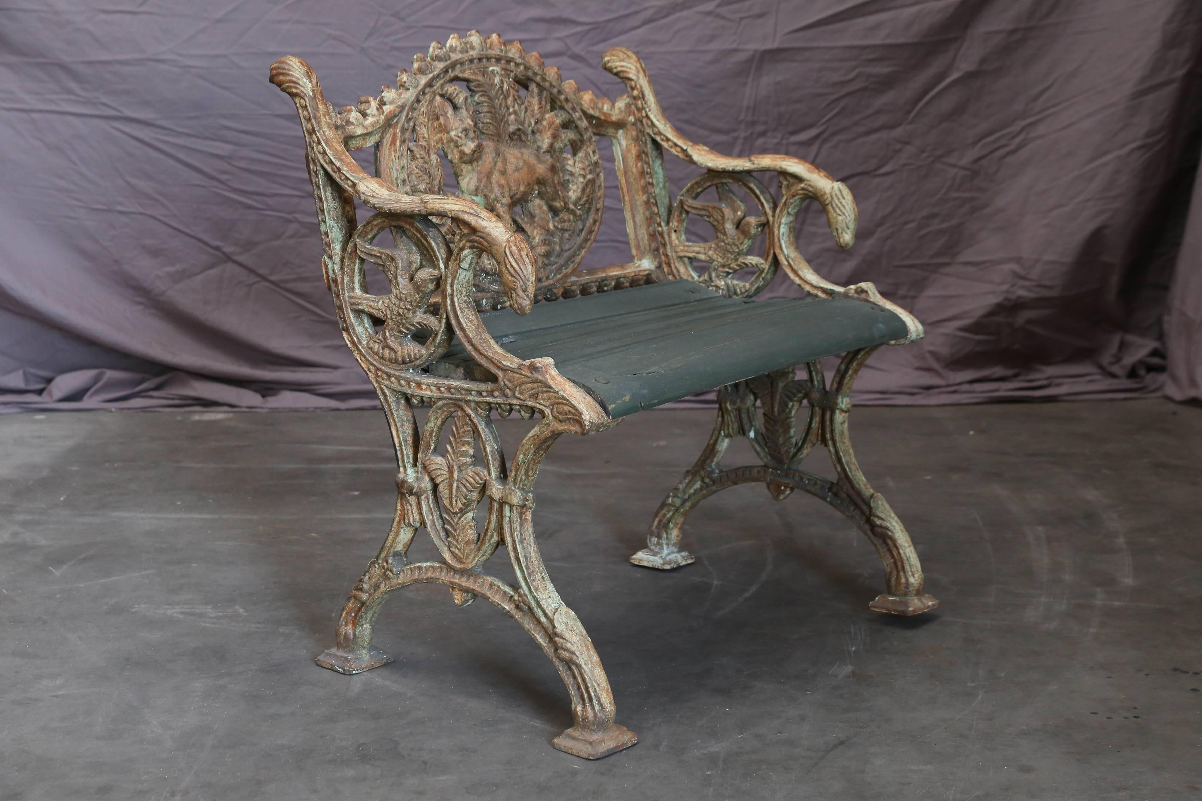 Silla ornamental de hierro fundido y madera de teca de las estaciones de ferrocarril de mediados de siglo Hierro