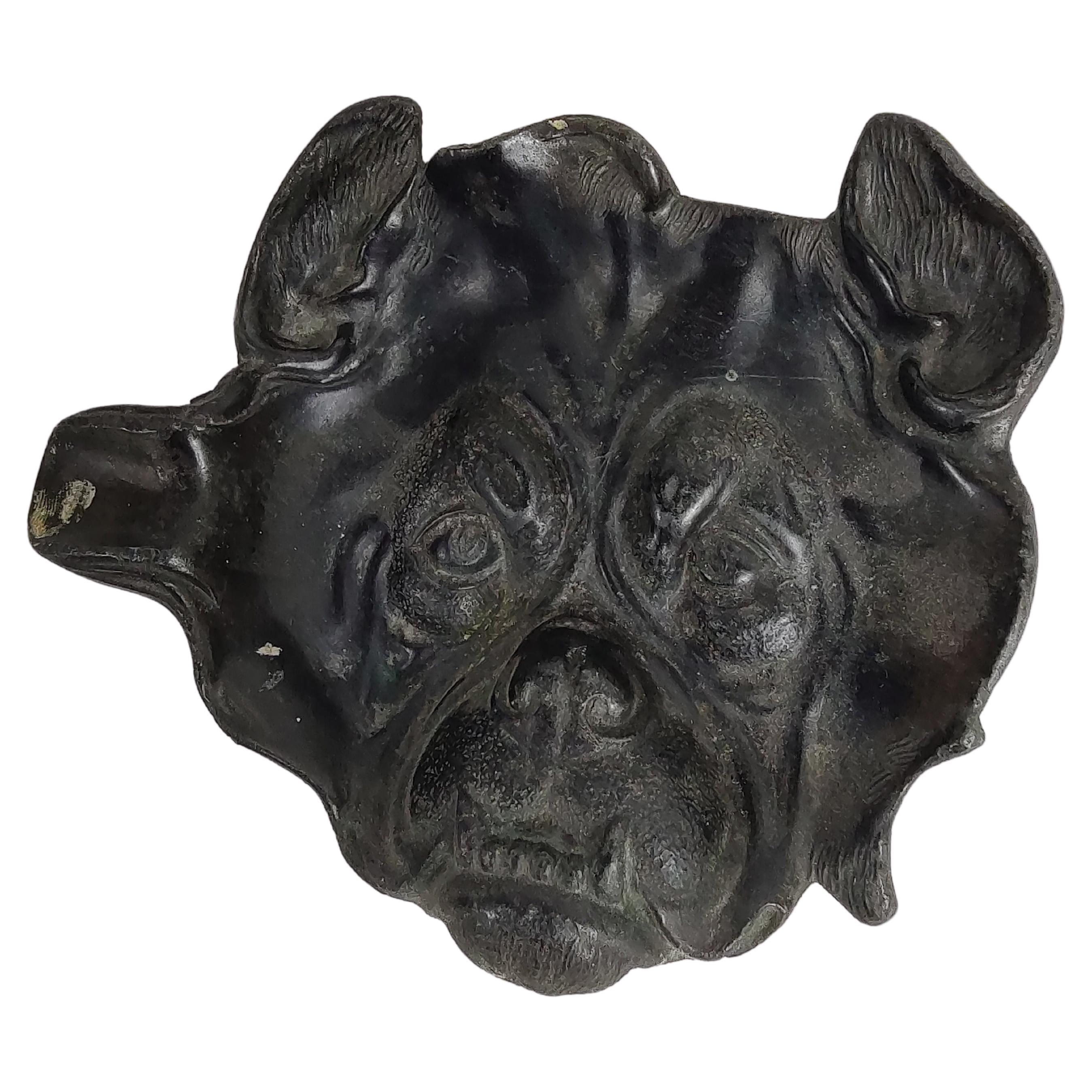 Cenicero de hierro fundido de mediados de siglo con cara de bulldog y pintura negra original