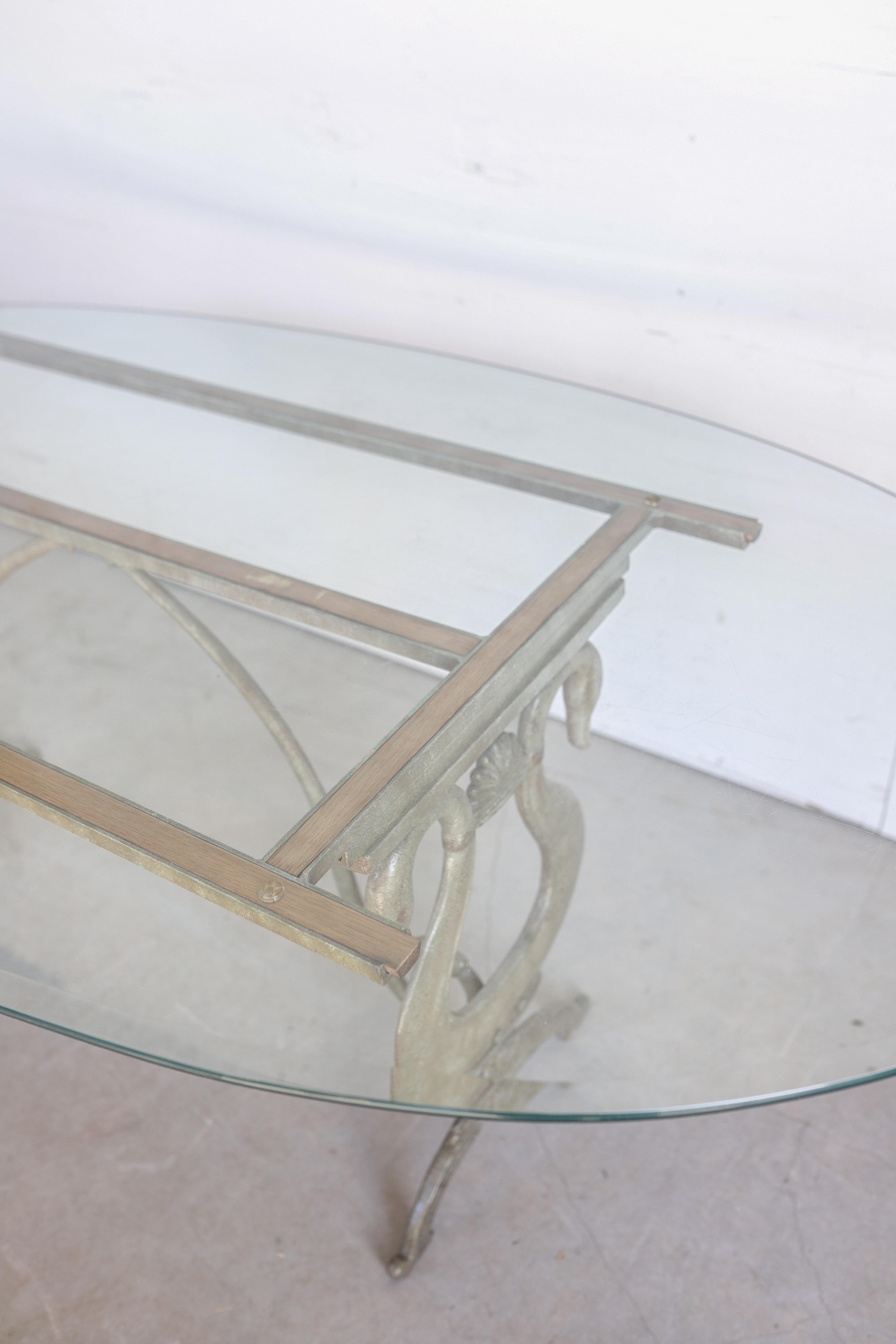 Table à col de cygne en fonte du milieu du siècle avec plateau en verre en vente 4