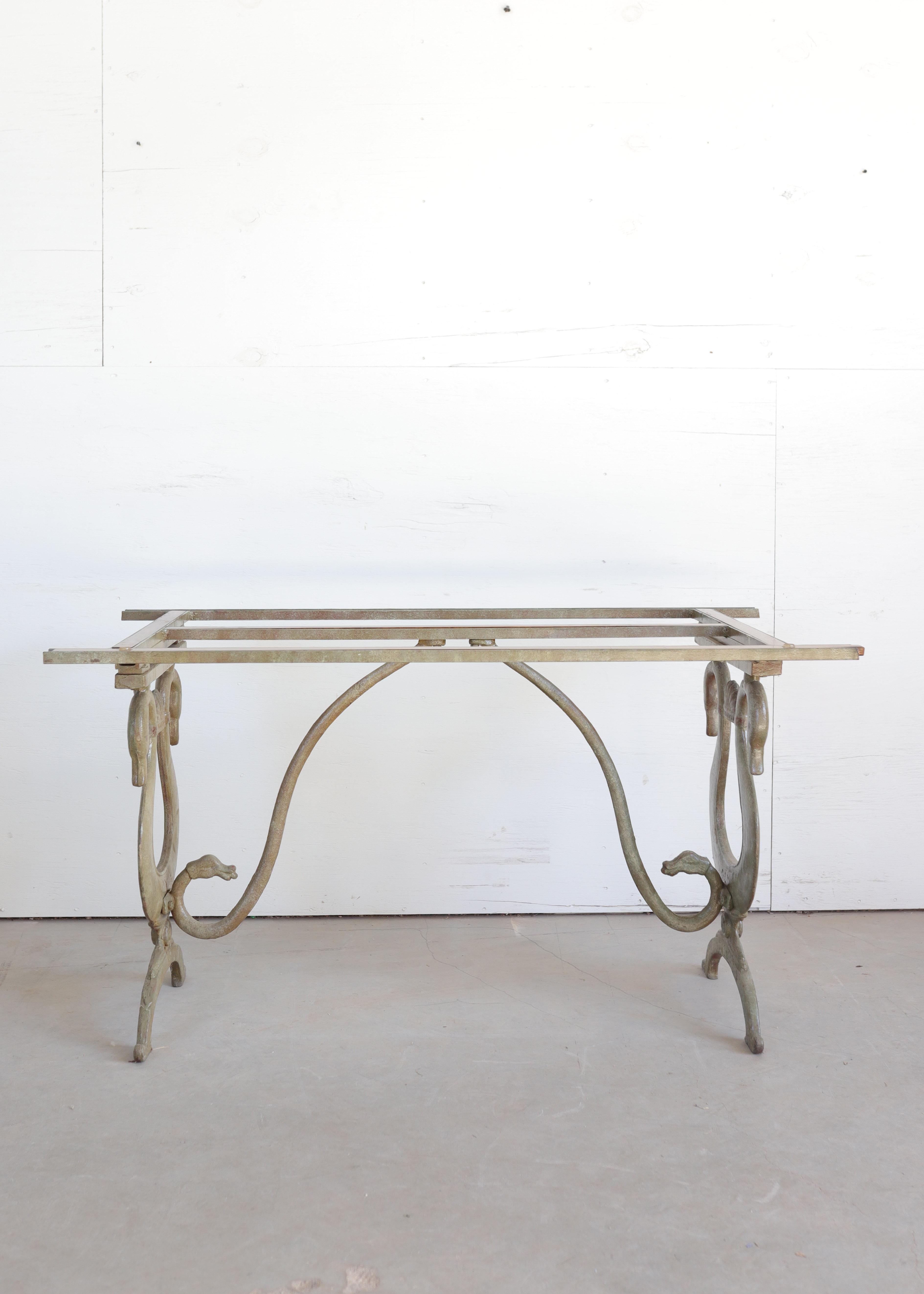 Table de salle à manger ou de centre, élégante et sculpturale, datant du milieu du 20e siècle, avec une base en fonte et de gracieux supports en forme de col de cygne. Le cadre métallique présente une patine vert-de-gris magnifiquement vieillie,
