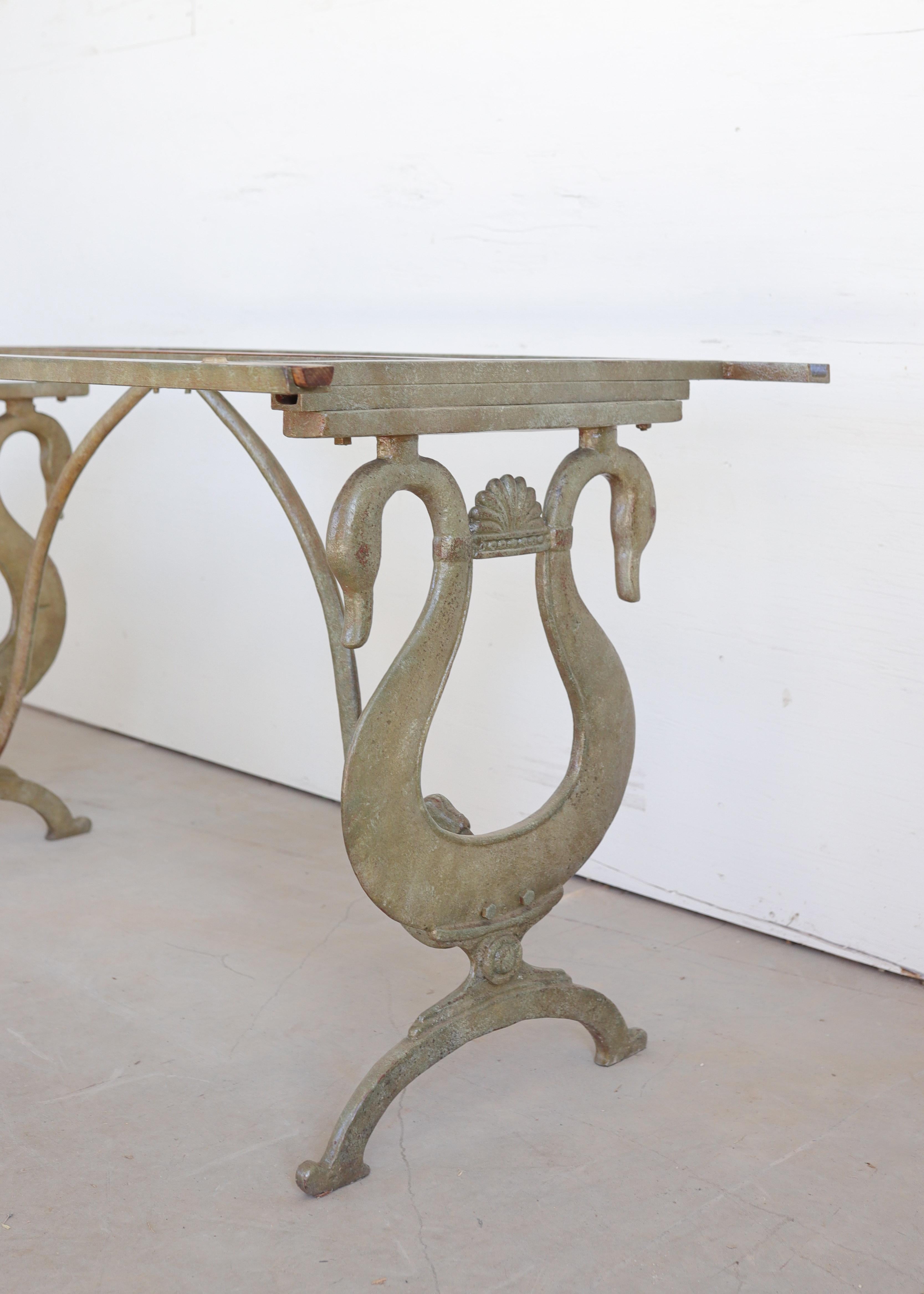 Mid-Century Modern Table à col de cygne en fonte du milieu du siècle avec plateau en verre en vente