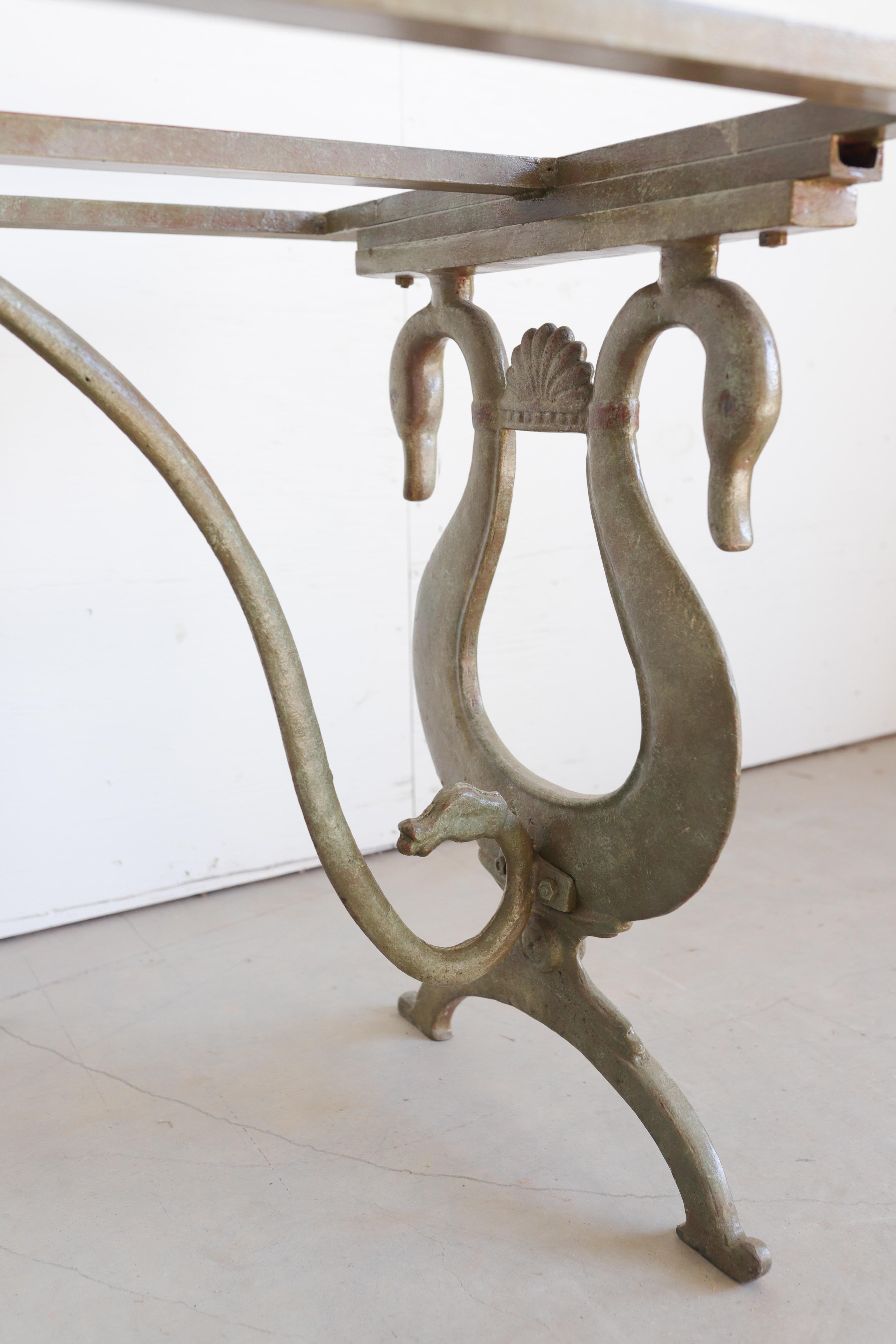 Français Table à col de cygne en fonte du milieu du siècle avec plateau en verre en vente