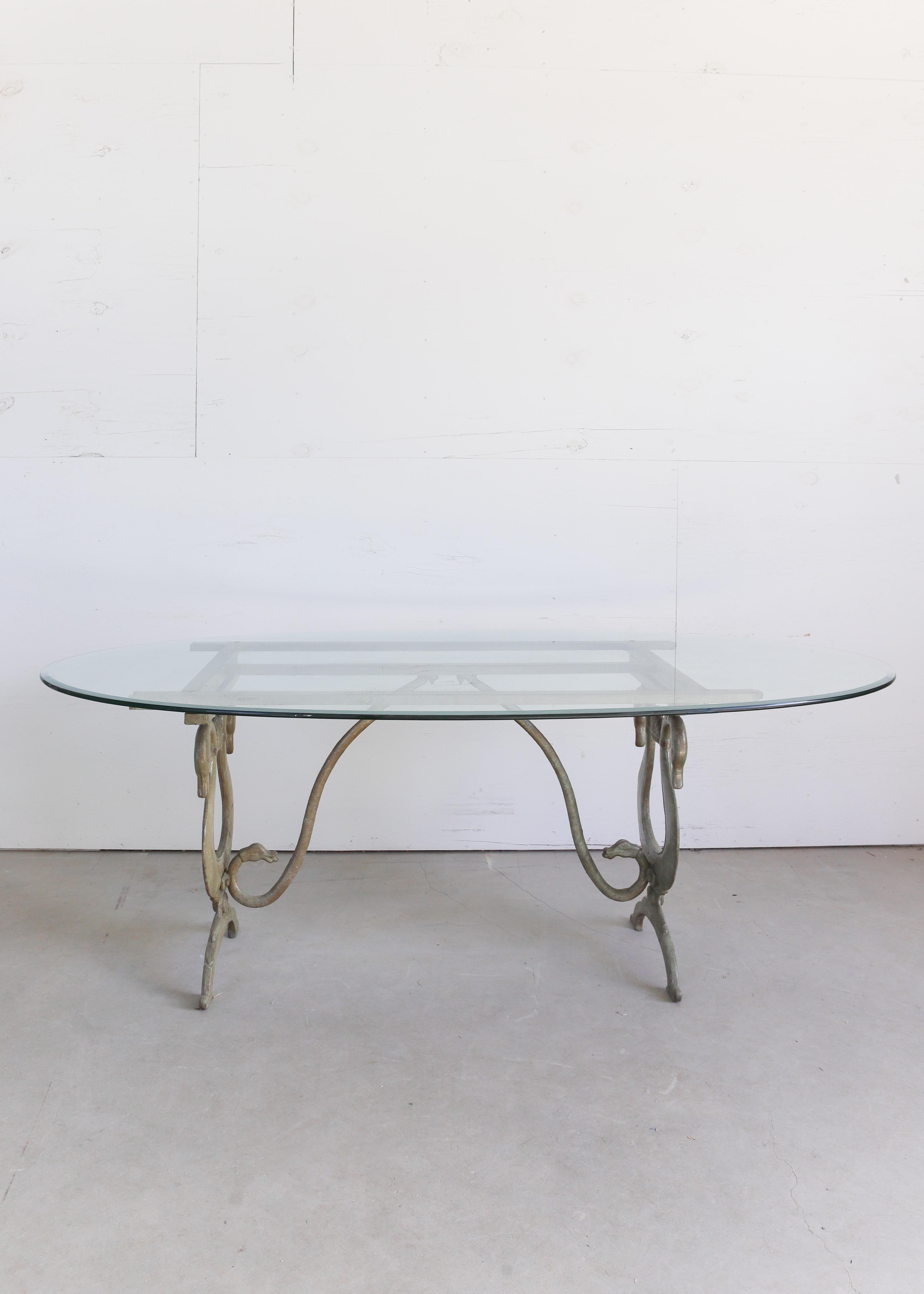 20ième siècle Table à col de cygne en fonte du milieu du siècle avec plateau en verre en vente