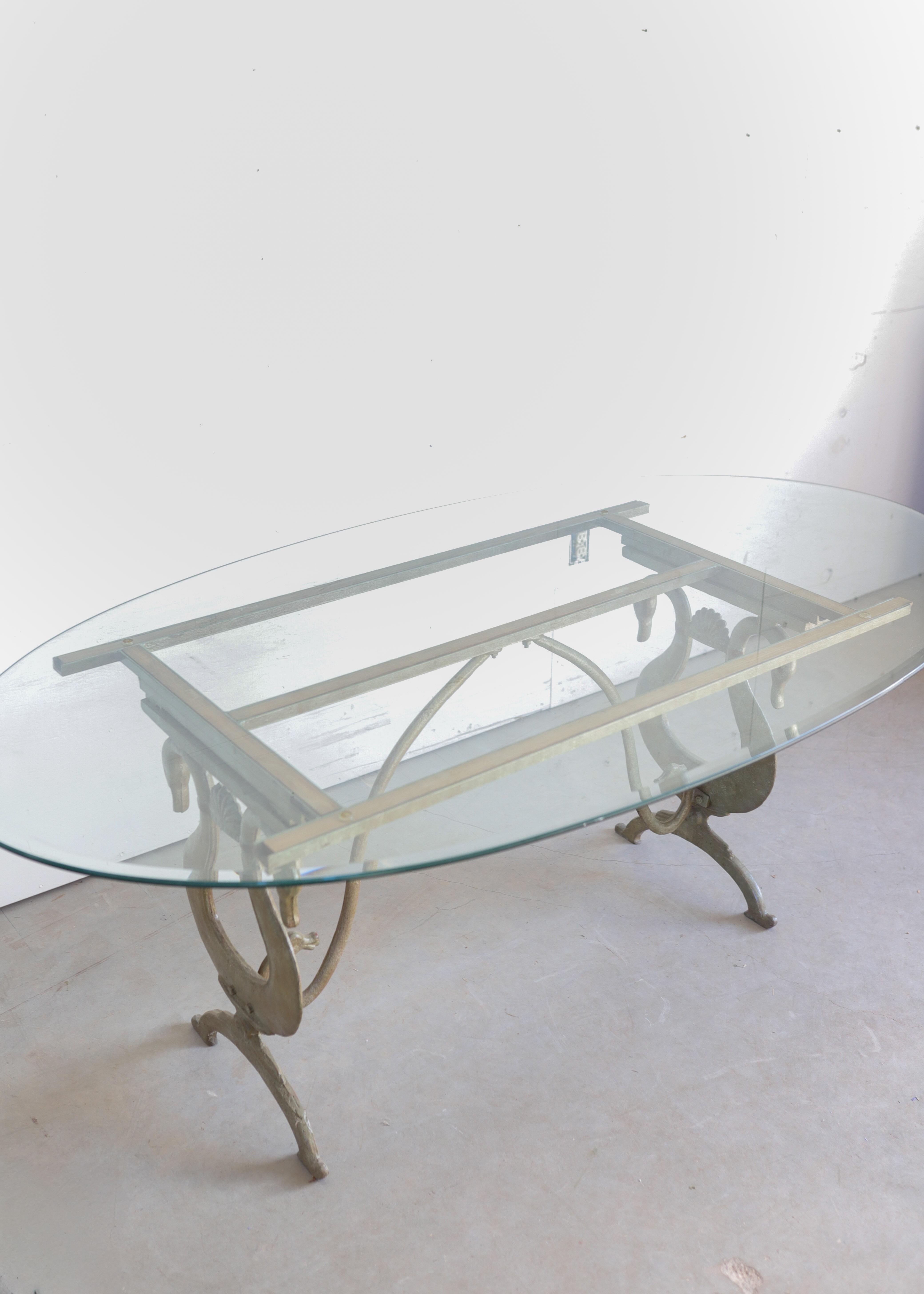 Verre Table à col de cygne en fonte du milieu du siècle avec plateau en verre en vente