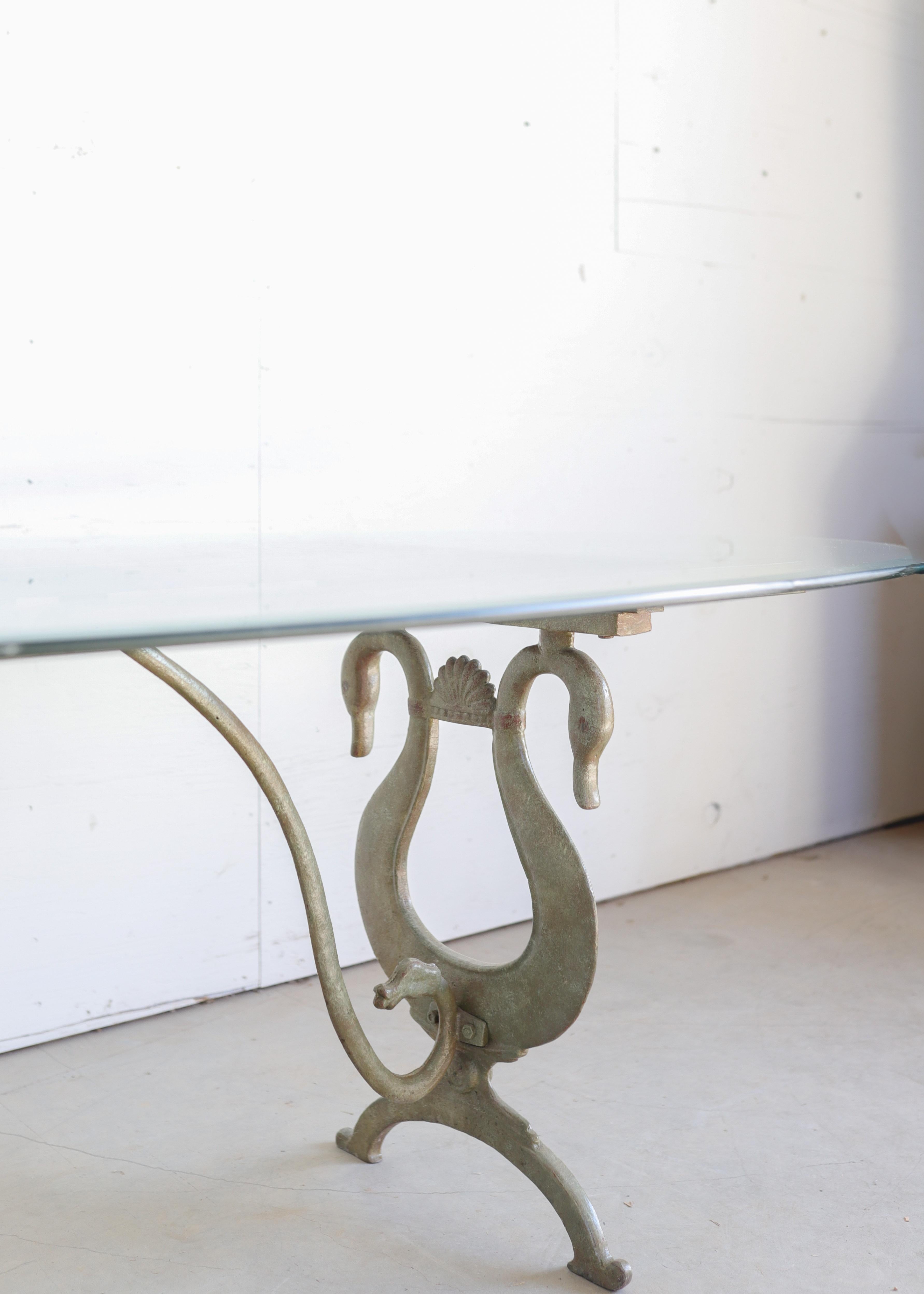 Table à col de cygne en fonte du milieu du siècle avec plateau en verre en vente 2