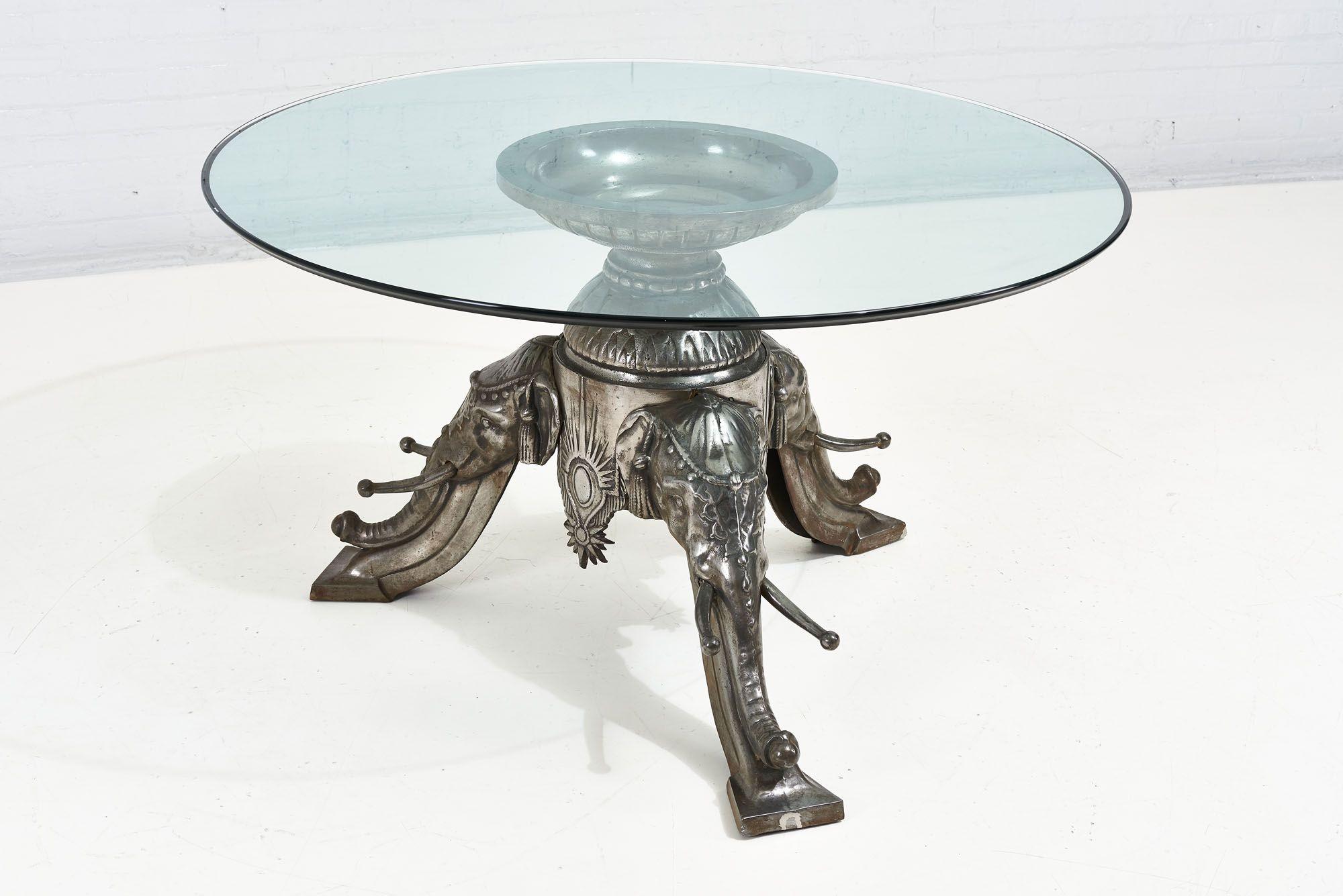 Table de salle à manger centrale à trois têtes d'éléphant en fonte du milieu du siècle, 1960. Guéridon à tête d'éléphant. La base de la table est construite en fonte lourde et les visages des éléphants ont des caractéristiques qui ressemblent à la