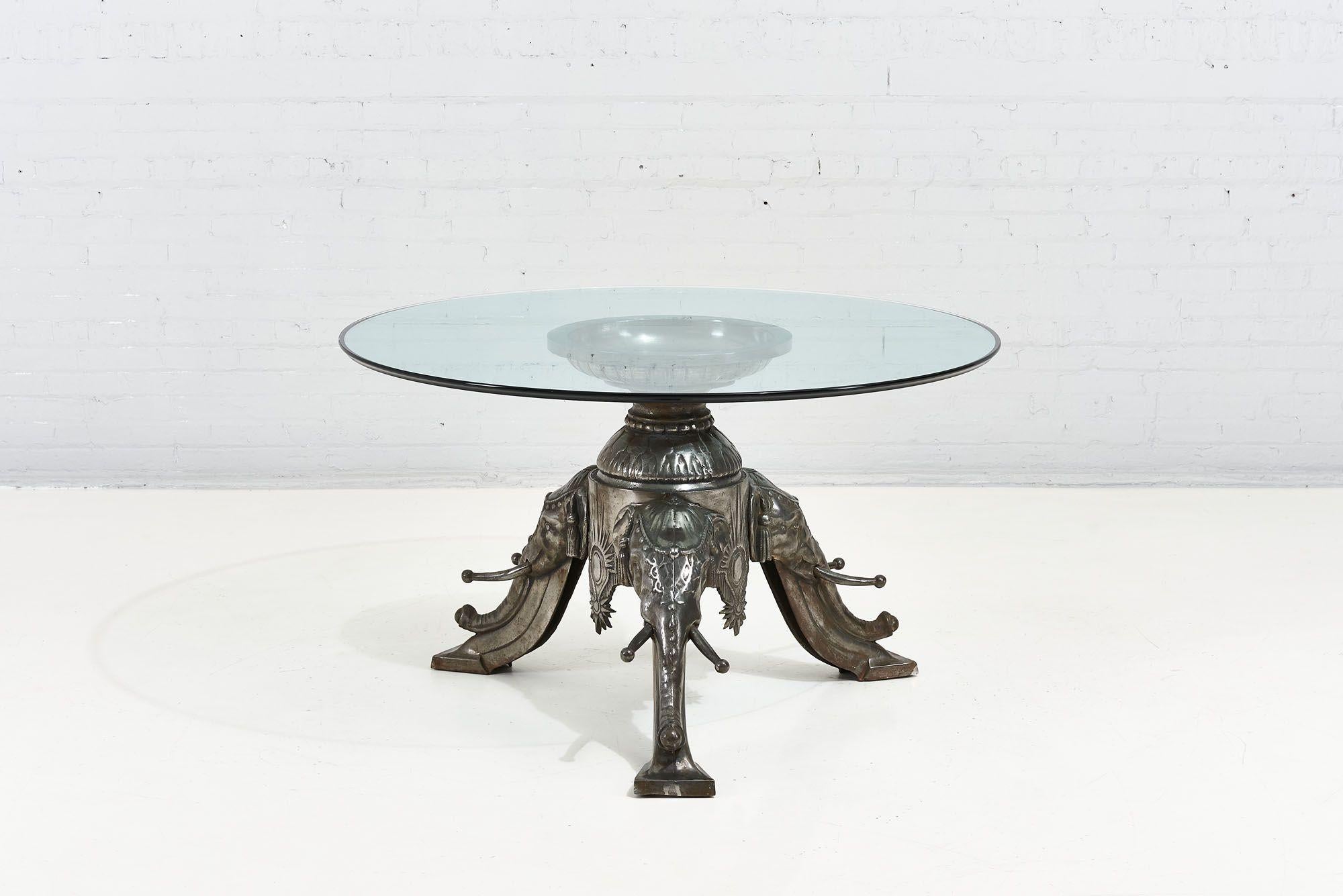 Mid-Century Modern Table de salle à manger du milieu du siècle dernier en fonte à triple tête d'éléphant, 1960 en vente