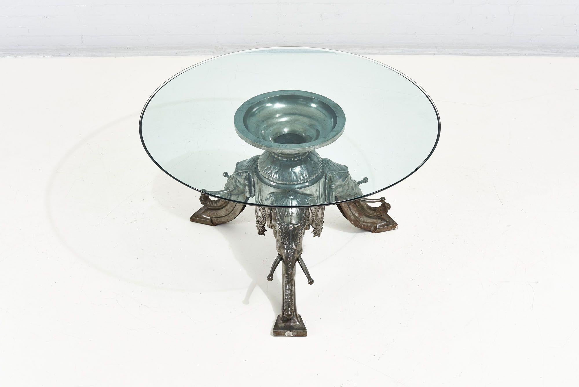 Américain Table de salle à manger du milieu du siècle dernier en fonte à triple tête d'éléphant, 1960 en vente