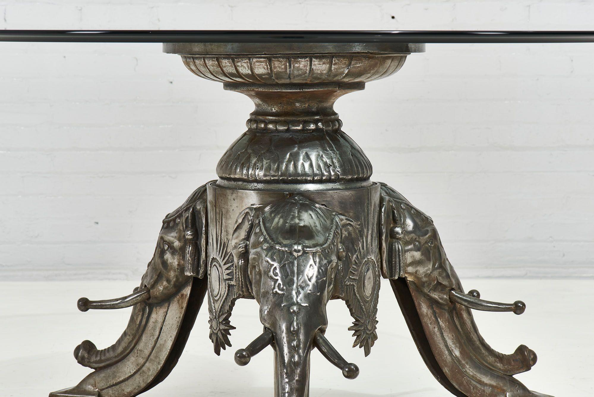 Milieu du XXe siècle Table de salle à manger du milieu du siècle dernier en fonte à triple tête d'éléphant, 1960 en vente