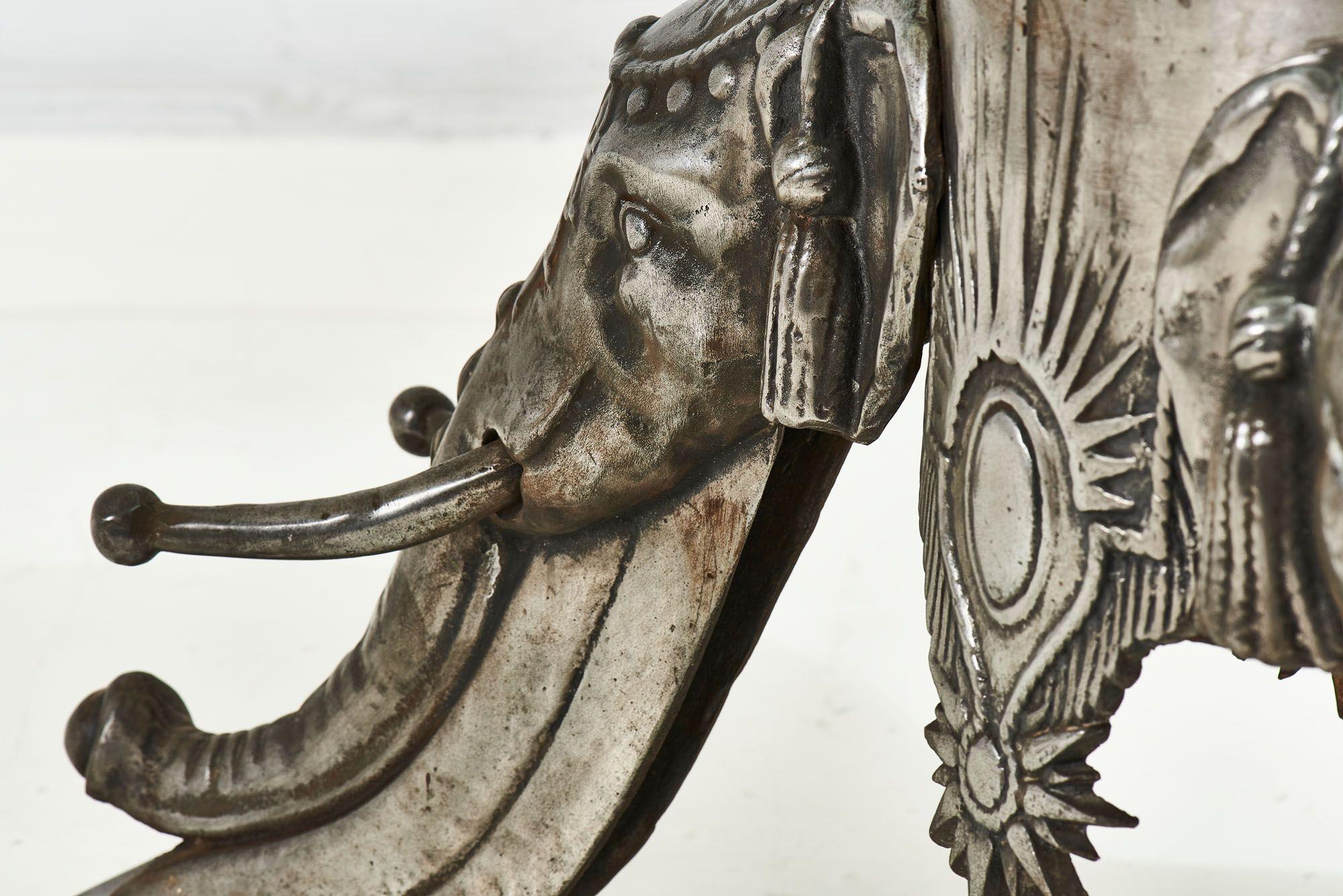 Verre Table de salle à manger du milieu du siècle dernier en fonte à triple tête d'éléphant, 1960 en vente