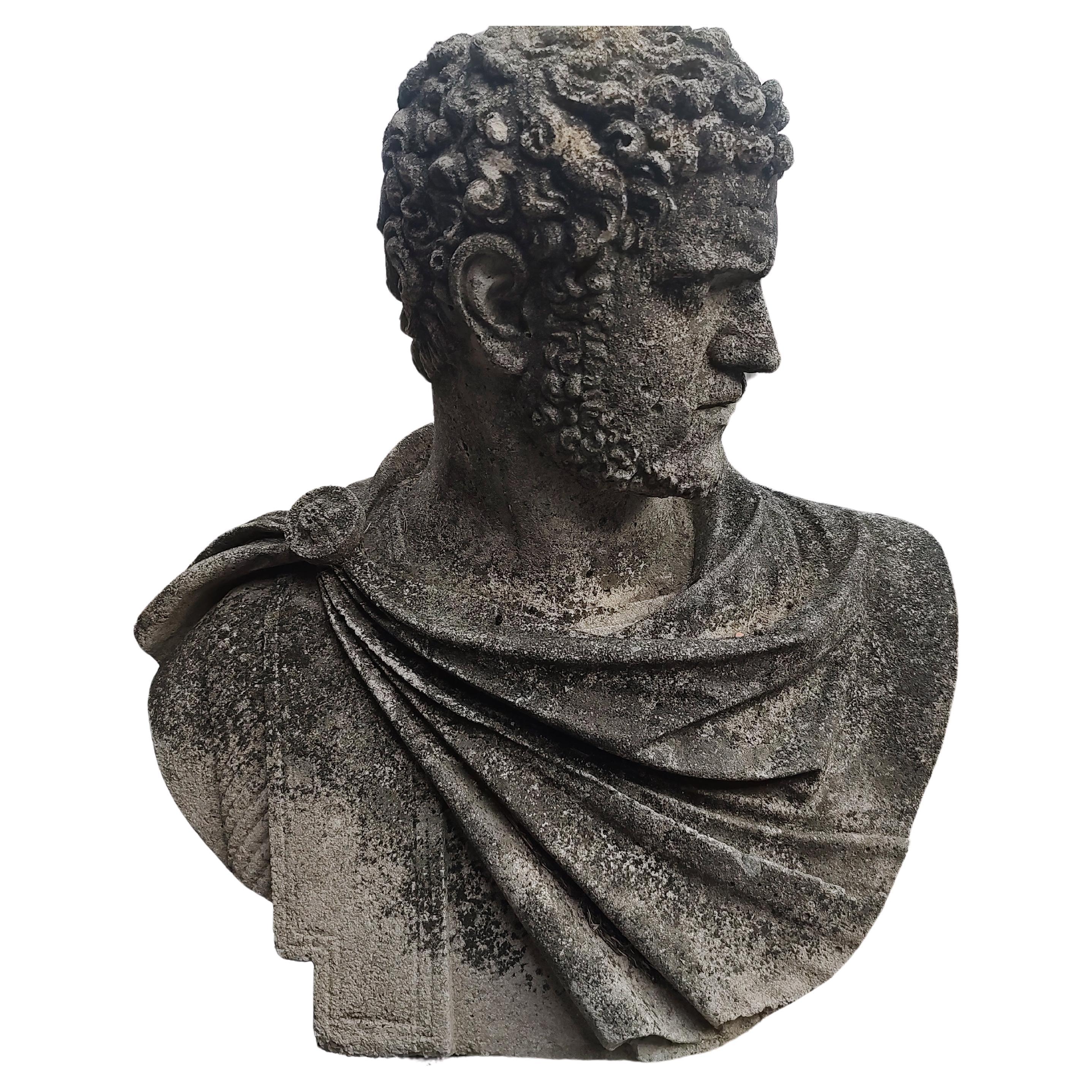 Sculpture en pierre calcaire du milieu du siècle Buste d'un empereur romain, probablement César en vente 4