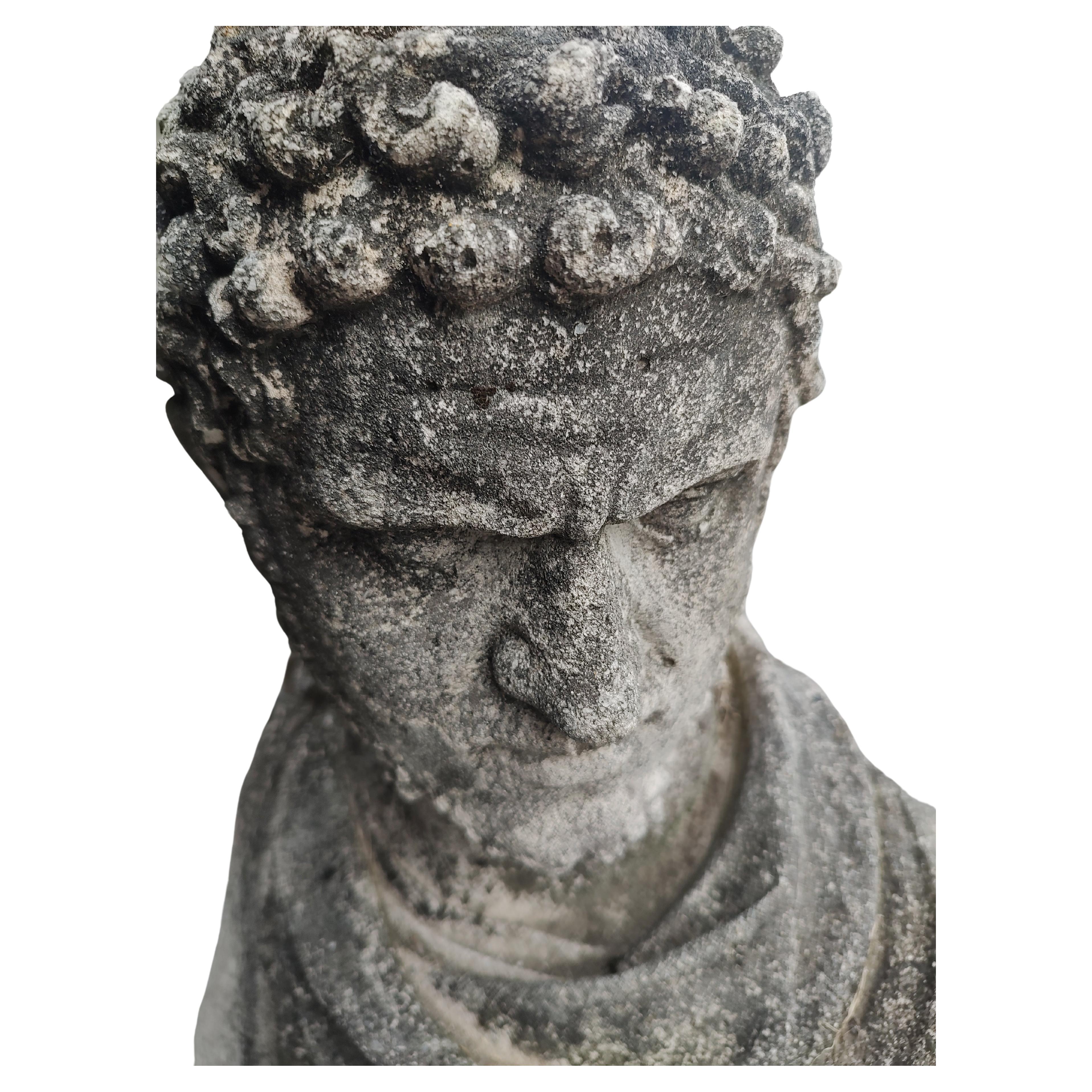 Américain Sculpture en pierre calcaire du milieu du siècle Buste d'un empereur romain, probablement César en vente