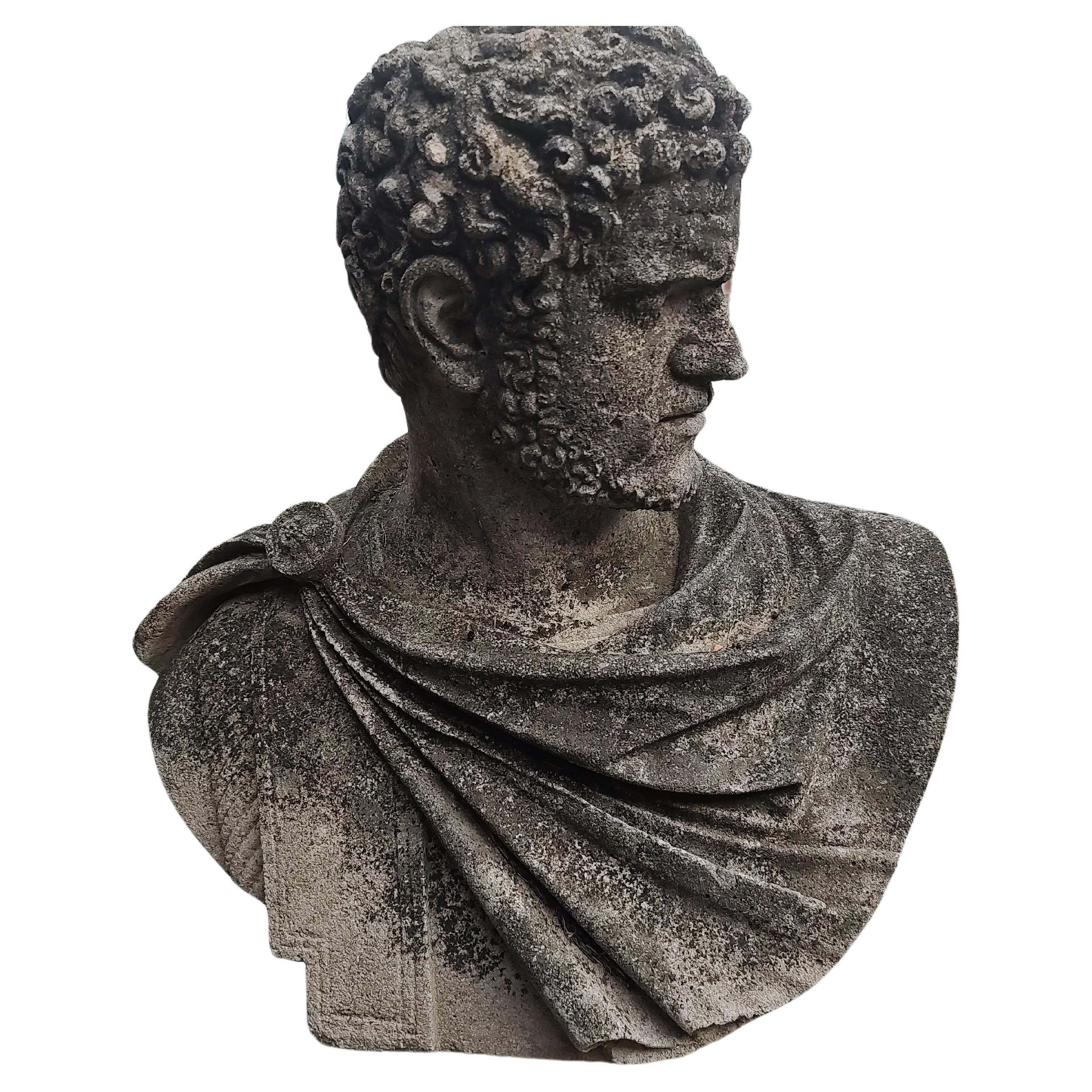 Début du 20ème siècle Sculpture en pierre calcaire du milieu du siècle Buste d'un empereur romain, probablement César en vente