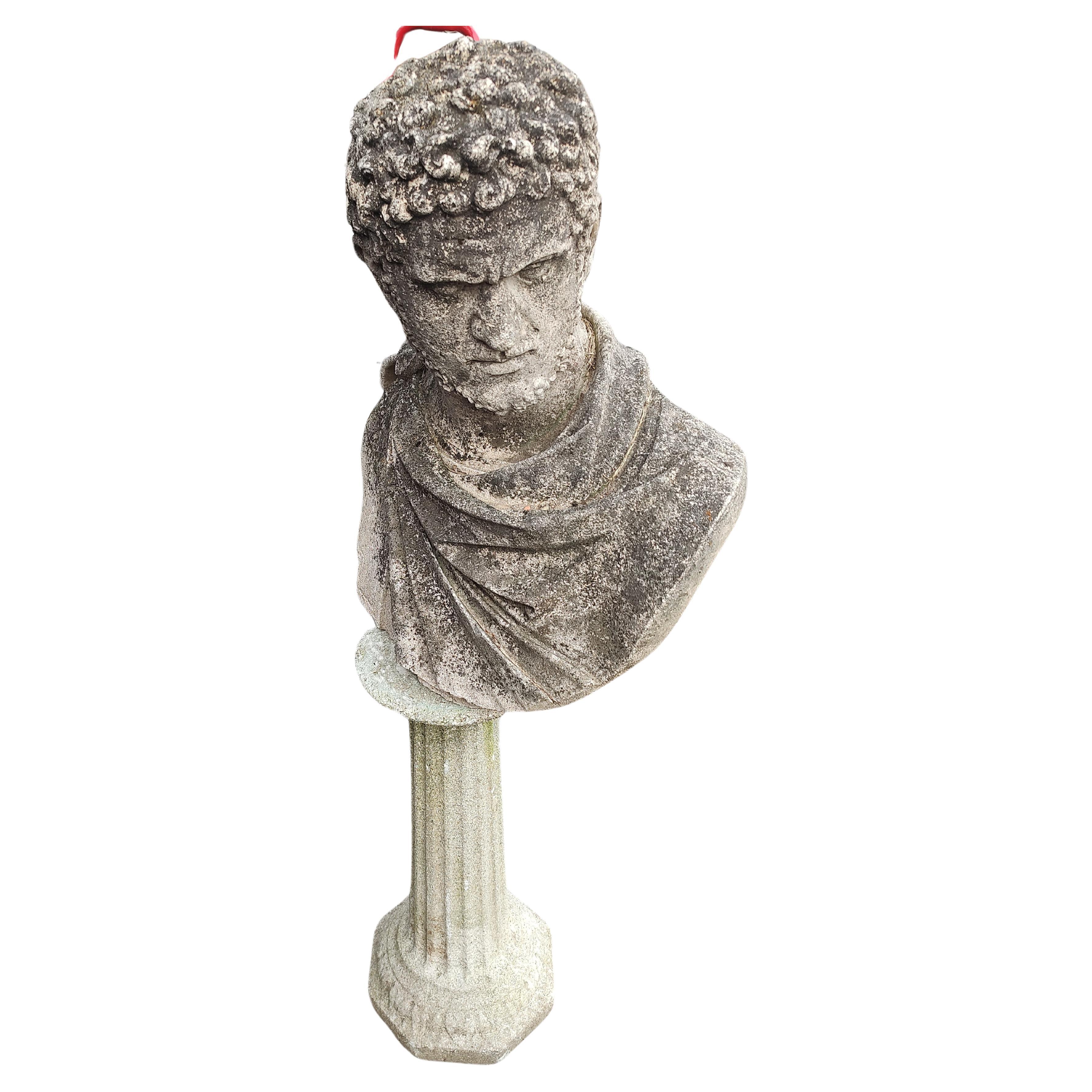 Sculpture en pierre calcaire du milieu du siècle Buste d'un empereur romain, probablement César en vente 1