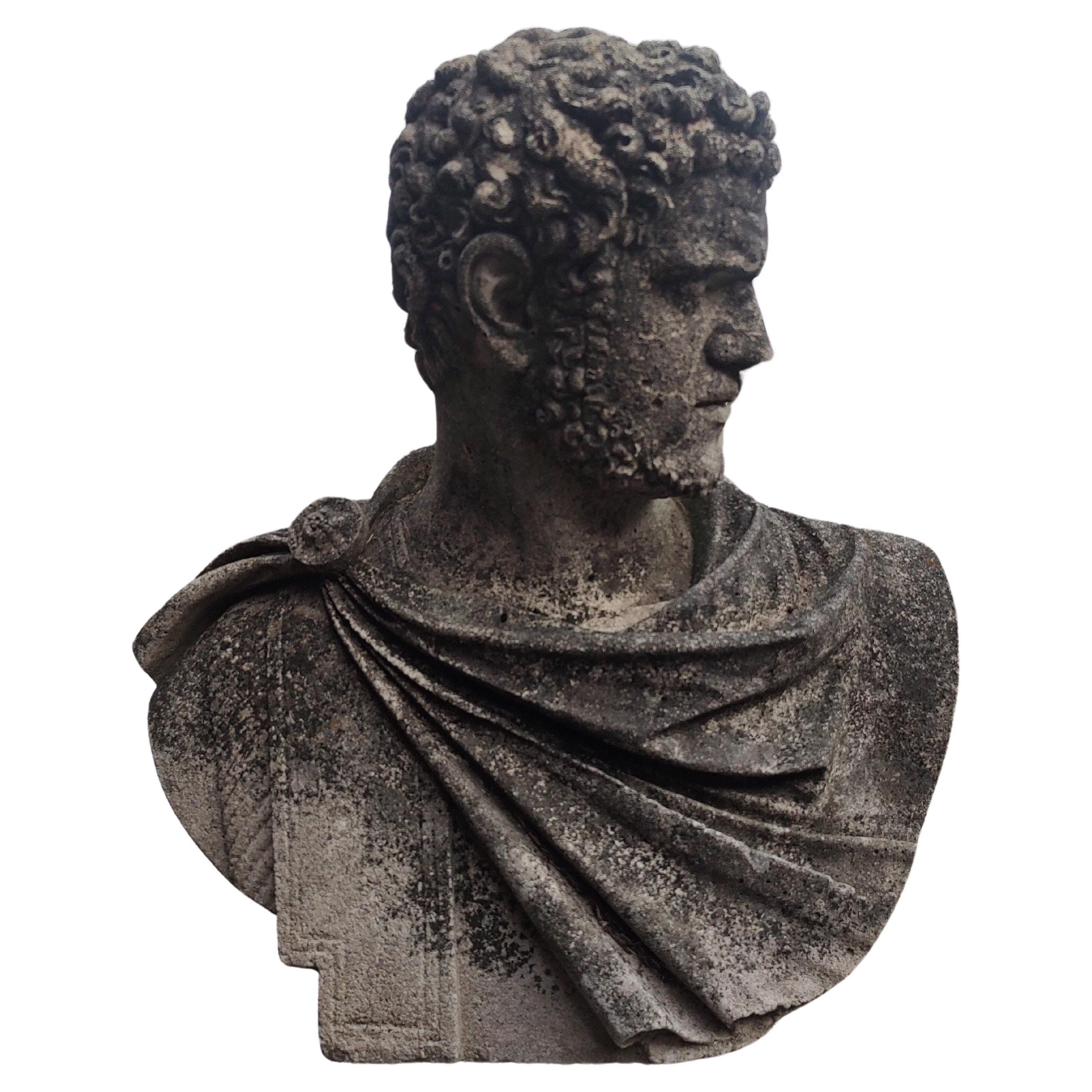 Sculpture en pierre calcaire du milieu du siècle Buste d'un empereur romain, probablement César en vente