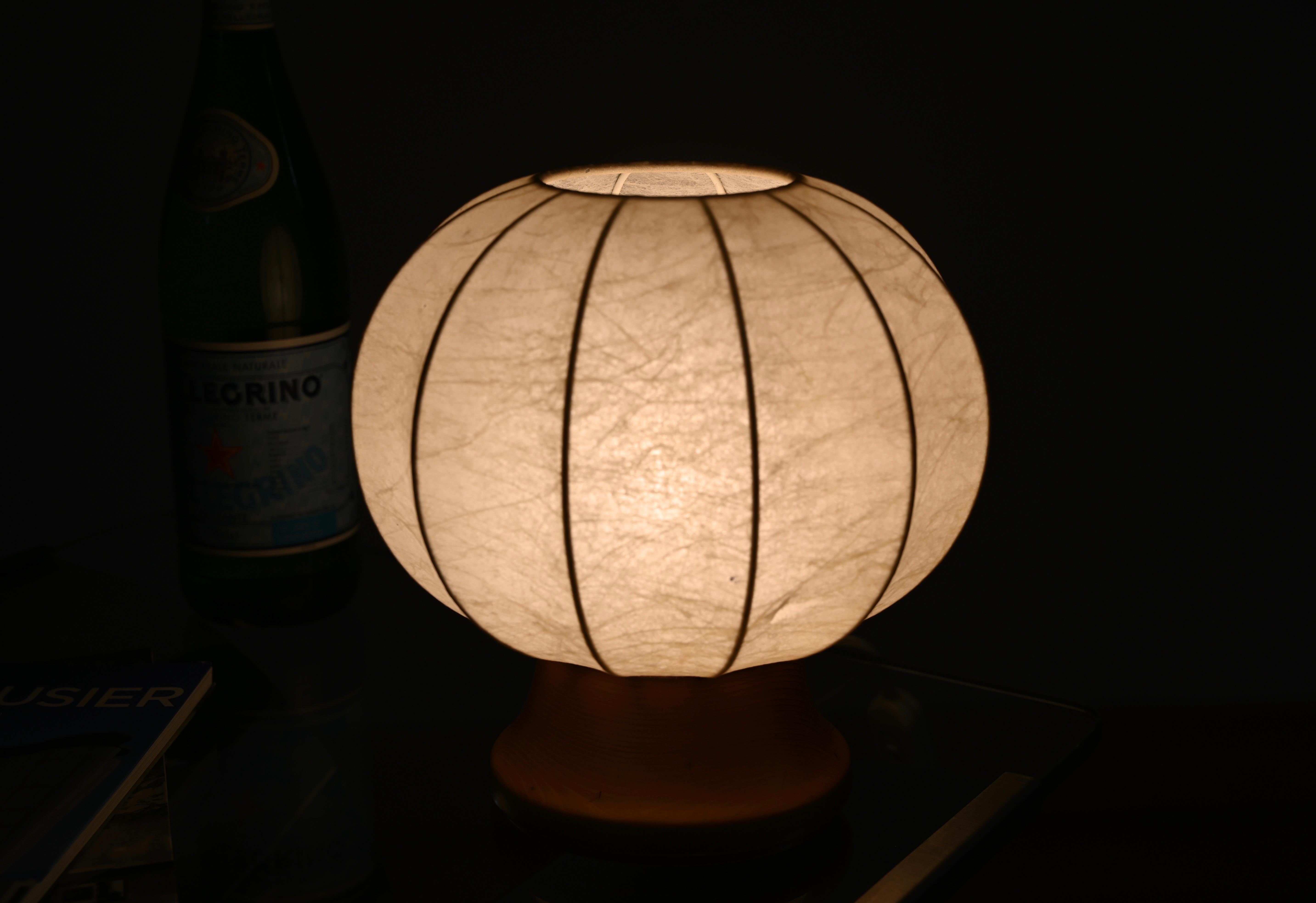Castiglioni Cocoon Tischlampe mit Oak Wood Sockel, Italien 1960er Jahre im Angebot 6