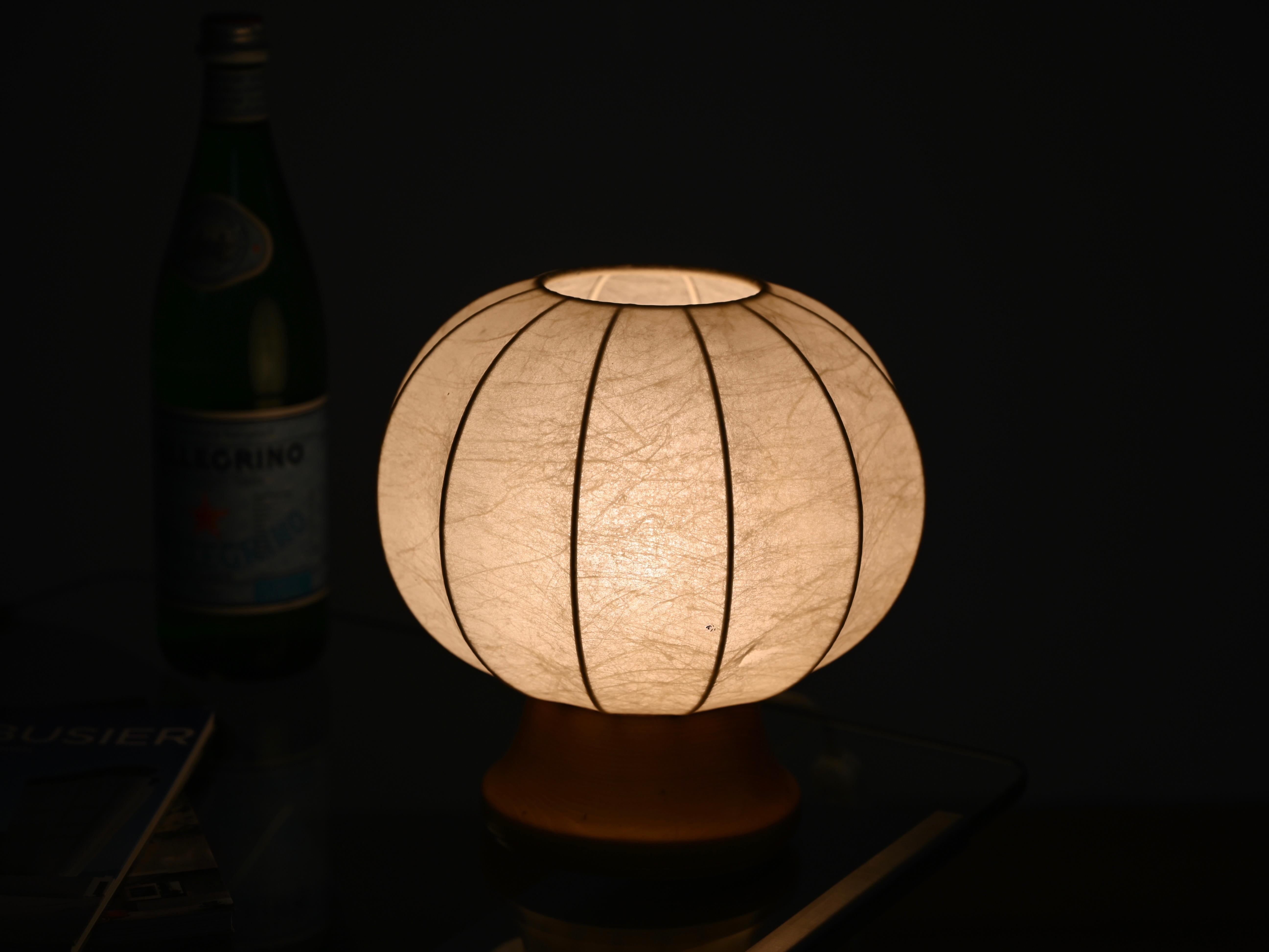Castiglioni Cocoon Tischlampe mit Oak Wood Sockel, Italien 1960er Jahre im Angebot 7