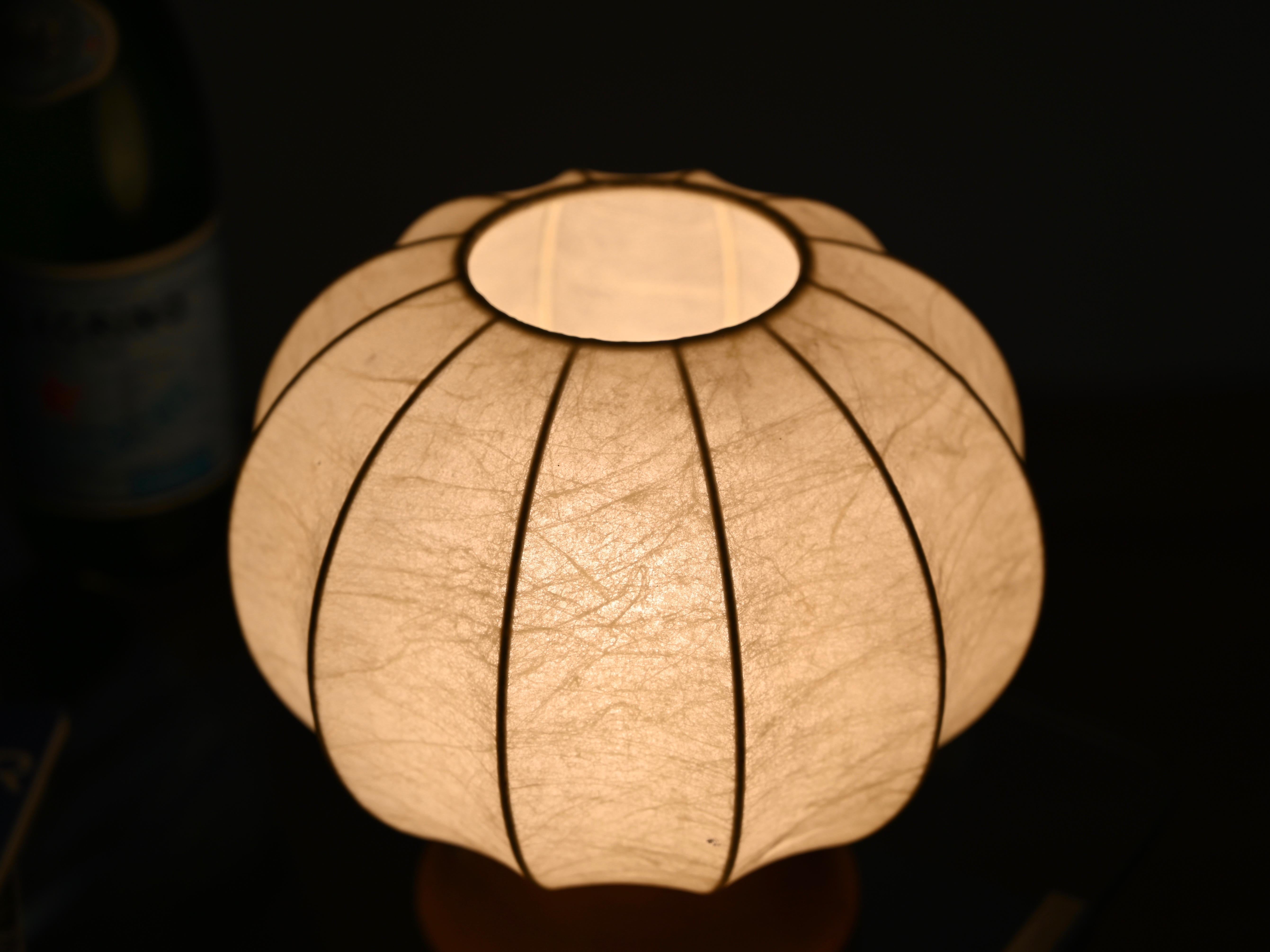 Castiglioni Cocoon Tischlampe mit Oak Wood Sockel, Italien 1960er Jahre (Moderne der Mitte des Jahrhunderts) im Angebot