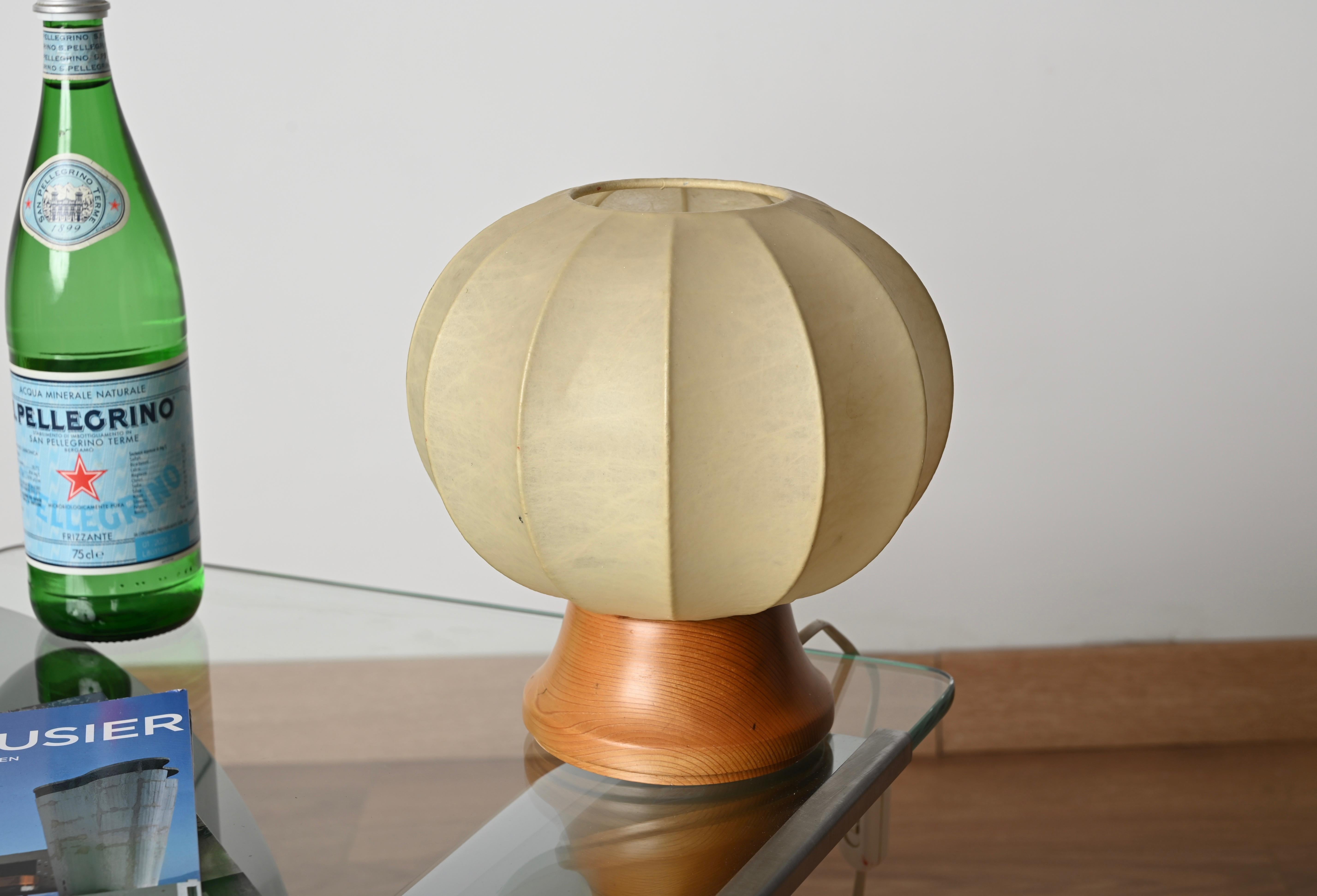Castiglioni Cocoon Tischlampe mit Oak Wood Sockel, Italien 1960er Jahre (Italienisch) im Angebot